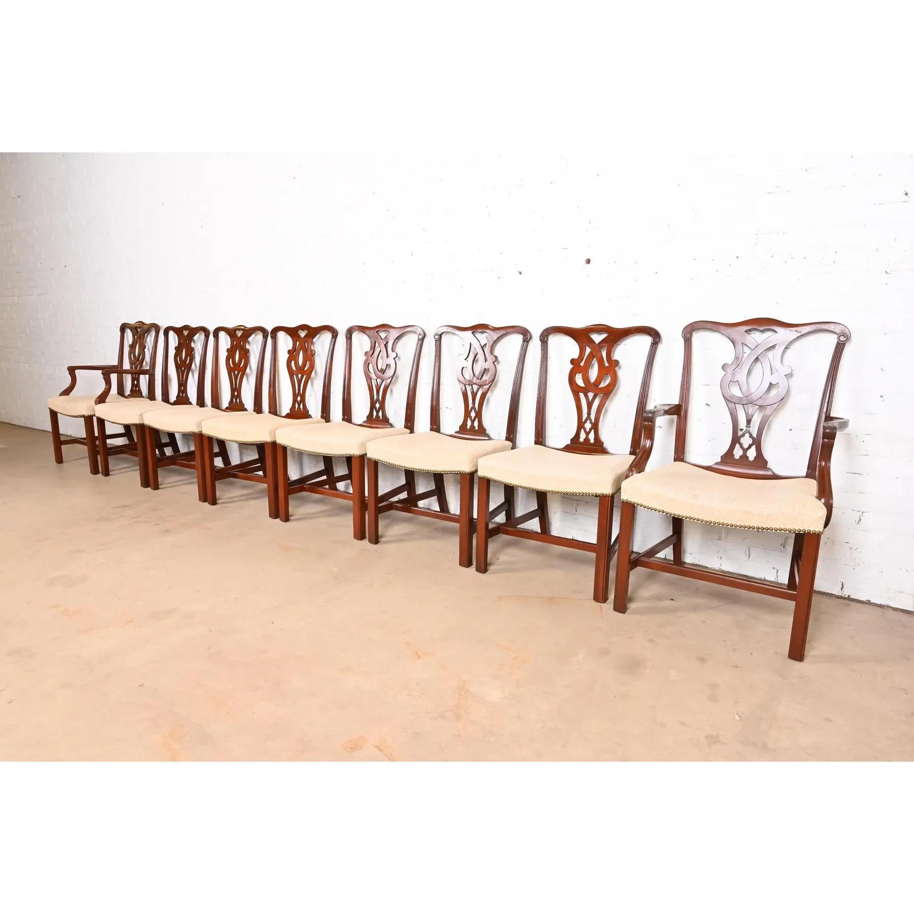 Americano Baker Furniture Sedie da pranzo in mogano intagliato georgiano, set di otto sedie in vendita