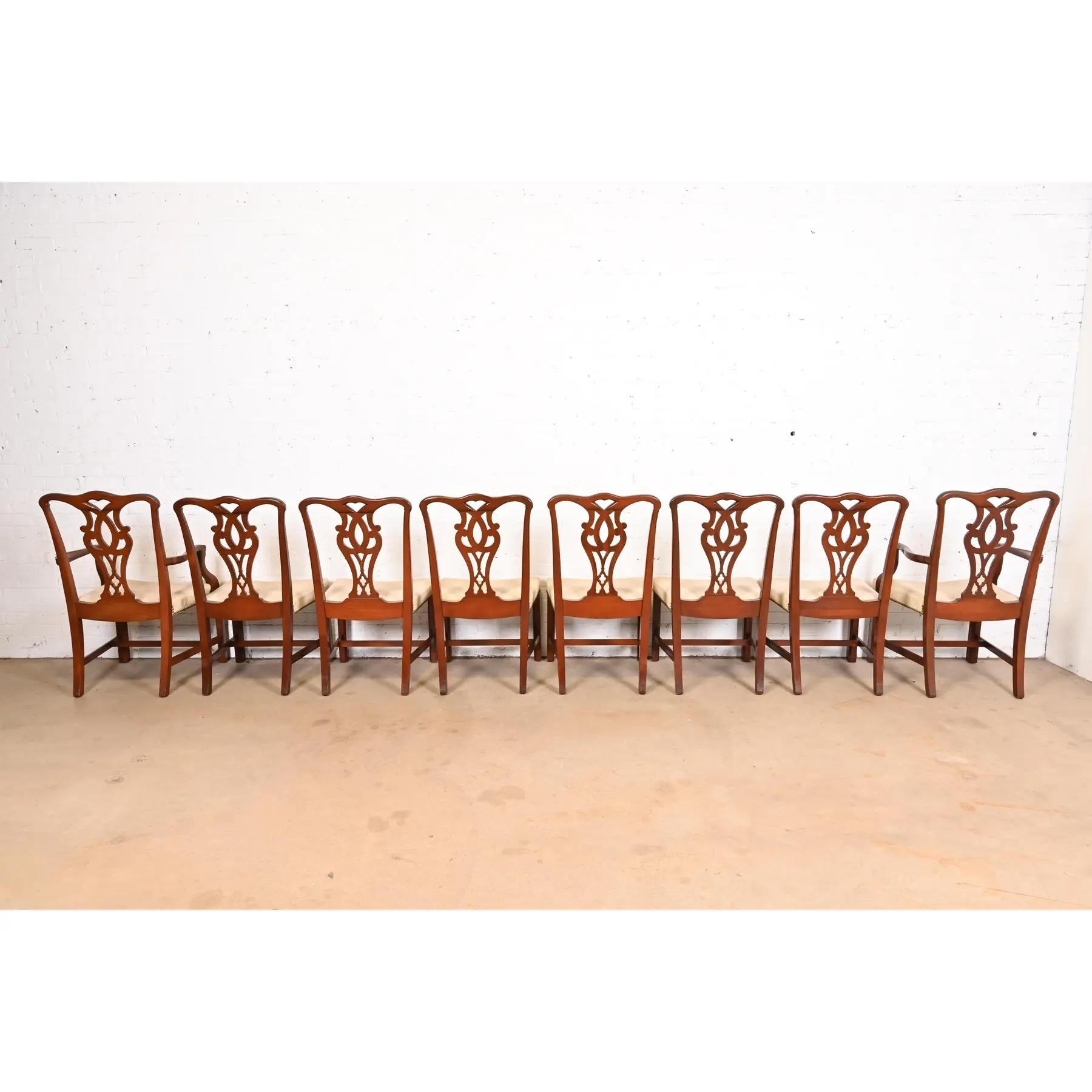 Tappezzeria Baker Furniture Sedie da pranzo in mogano intagliato georgiano, set di otto sedie in vendita