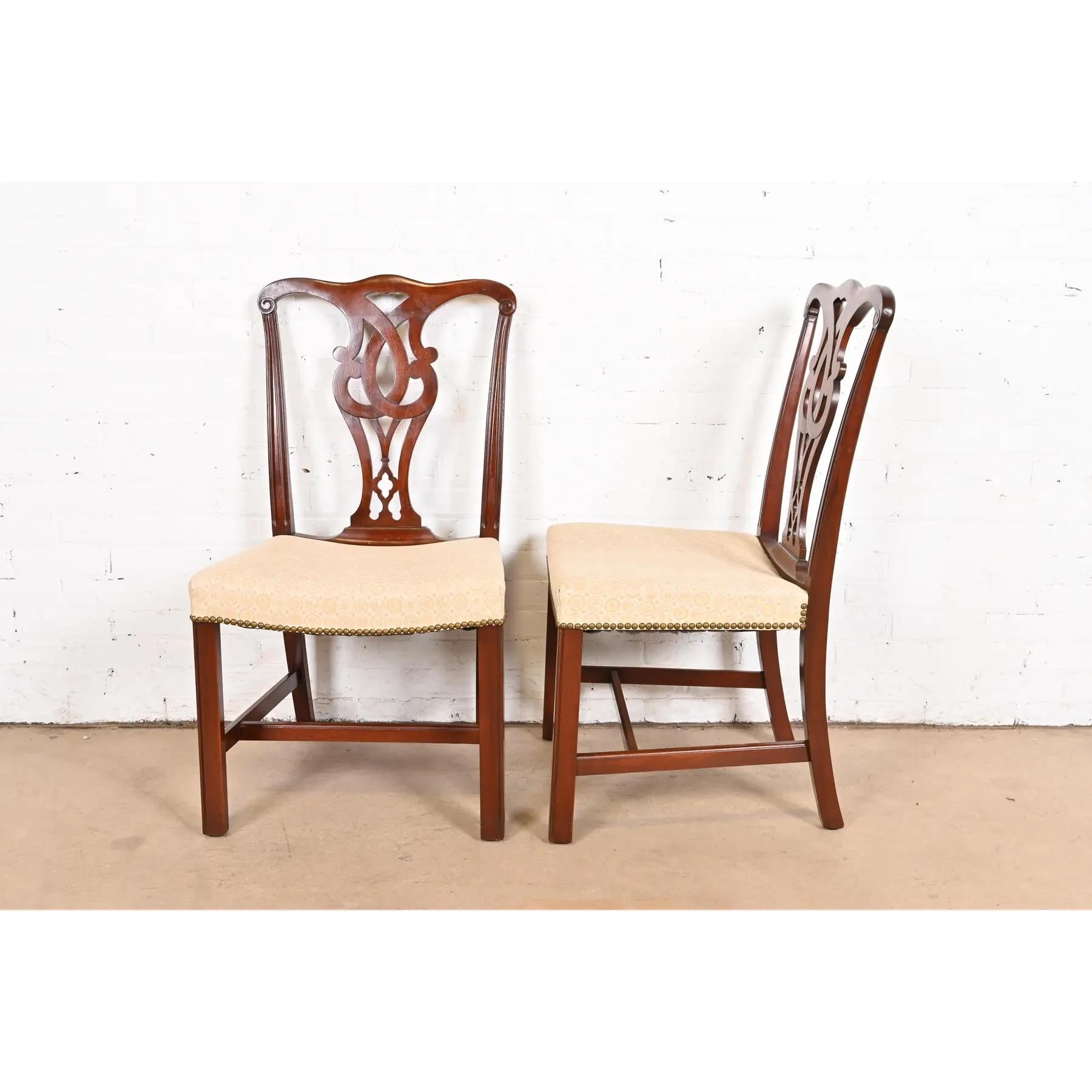 Baker Furniture Sedie da pranzo in mogano intagliato georgiano, set di otto sedie in vendita 1