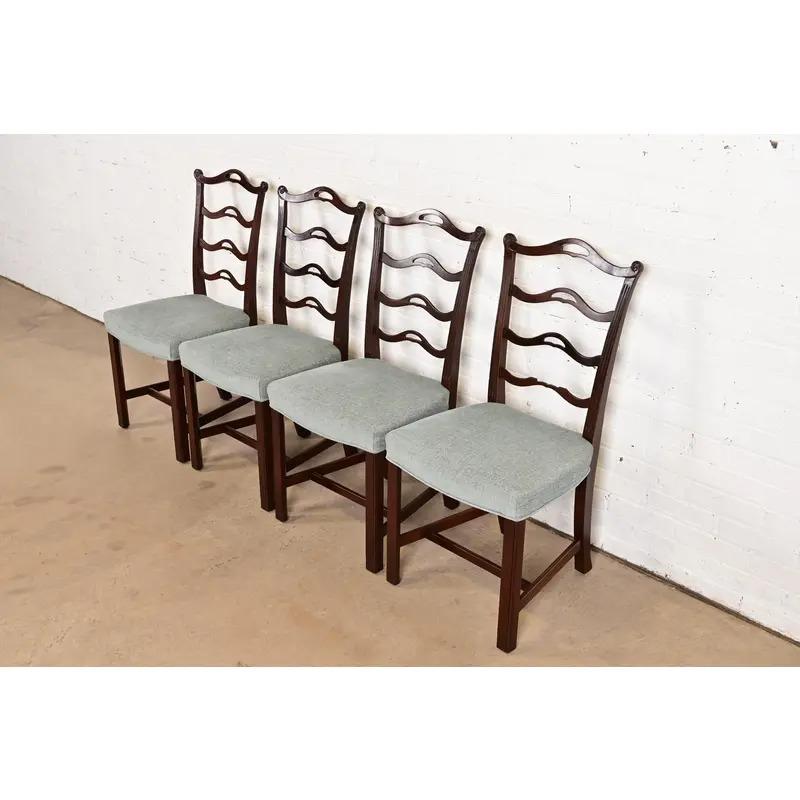 Un magnifique ensemble de quatre chaises d'appoint ou chaises de salle à manger de style géorgien ou Chippendale.

Par Baker Furniture

États-Unis, fin du 20e siècle

Cadres en acajou massif sculpté, avec sièges rembourrés.

Dimensions : 18 