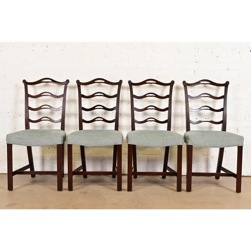 Georgien Baker Furniture - Chaises de salle à manger en acajou sculpté de style géorgien, ensemble de quatre chaises en vente