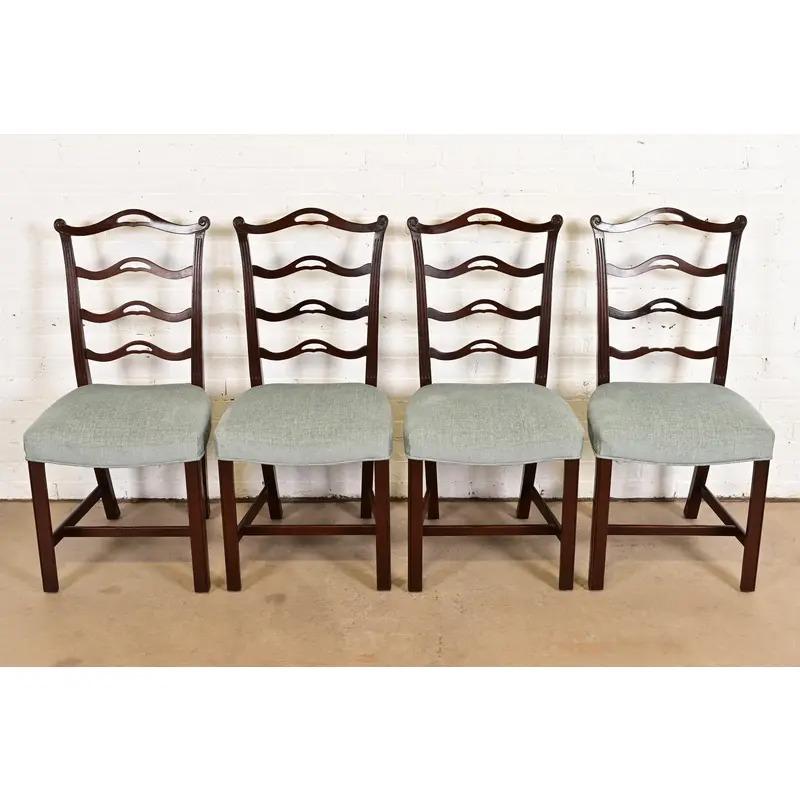 Américain Baker Furniture - Chaises de salle à manger en acajou sculpté de style géorgien, ensemble de quatre chaises en vente