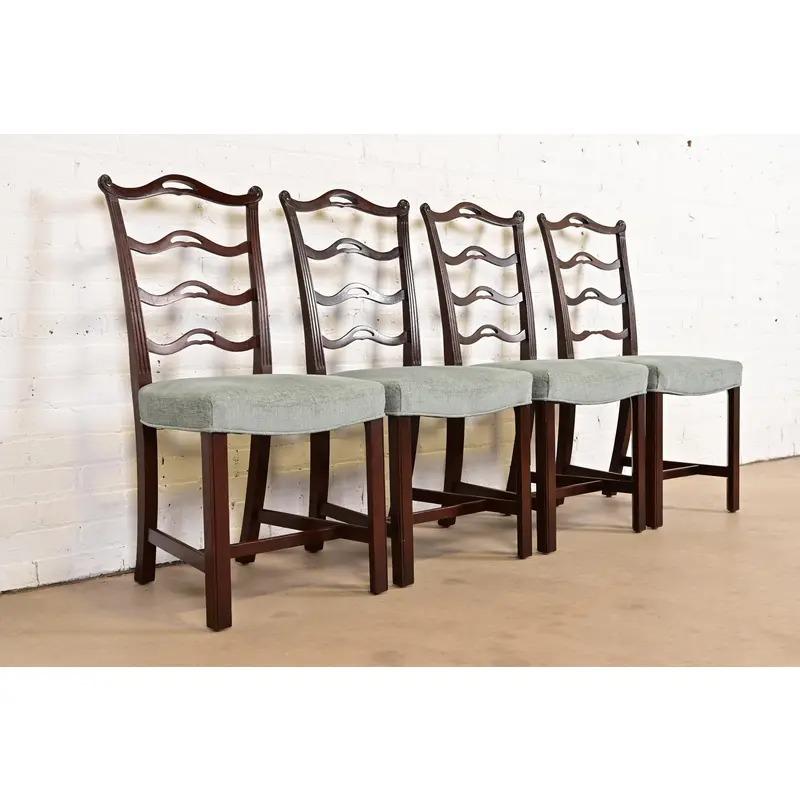 Baker Furniture - Chaises de salle à manger en acajou sculpté de style géorgien, ensemble de quatre chaises Bon état - En vente à South Bend, IN