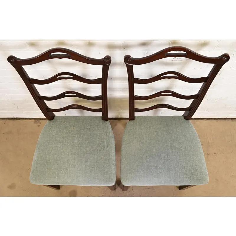 20ième siècle Baker Furniture - Chaises de salle à manger en acajou sculpté de style géorgien, ensemble de quatre chaises en vente