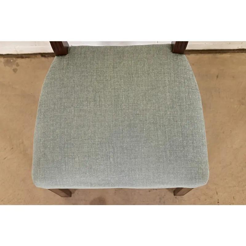 Baker Furniture - Chaises de salle à manger en acajou sculpté de style géorgien, ensemble de quatre chaises en vente 1