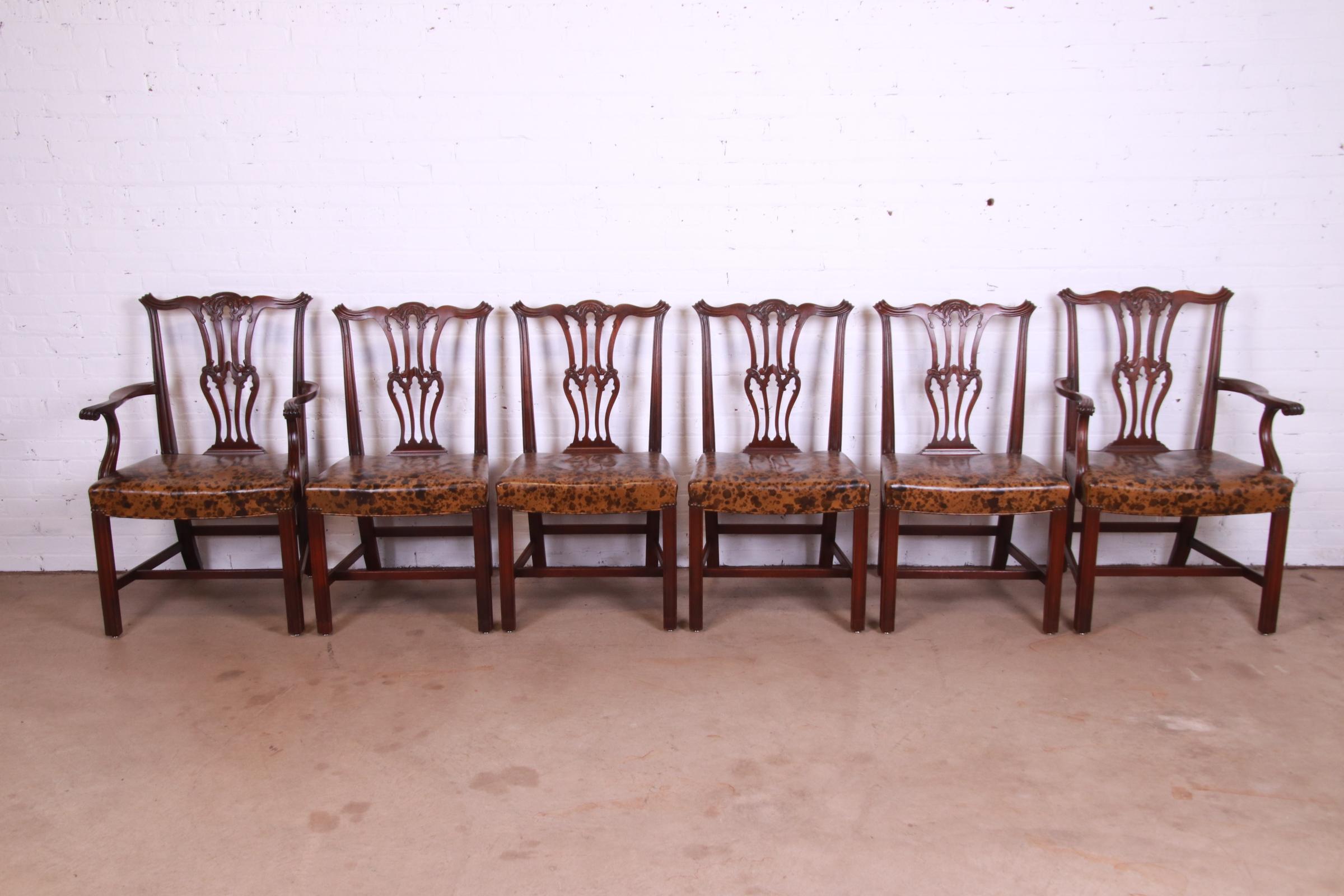 A gorgeous set of six Georgian or Chippendale style dining chairs

By Baker Furniture

USA, Circa 1940s

Carved mahogany frames, with vinyl upholstered seats.

Measures:
Side chairs - 21.25