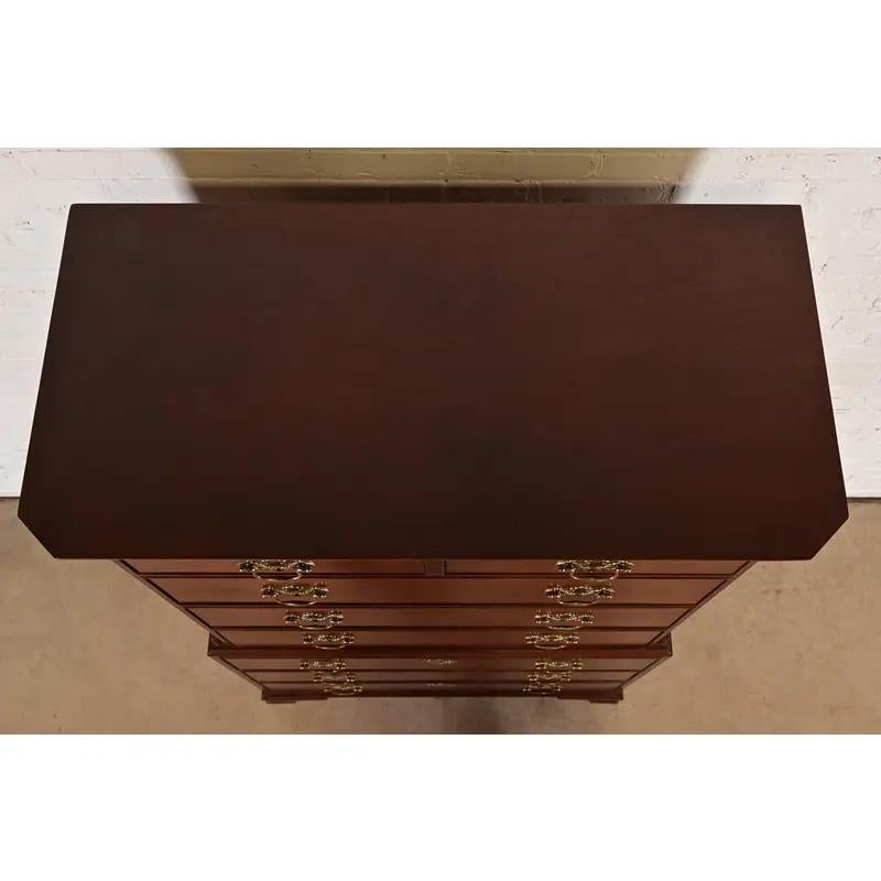 Baker Möbel Georgianische geschnitzte Mahagoni Acht-Schublade Highboy Kommode im Angebot 5