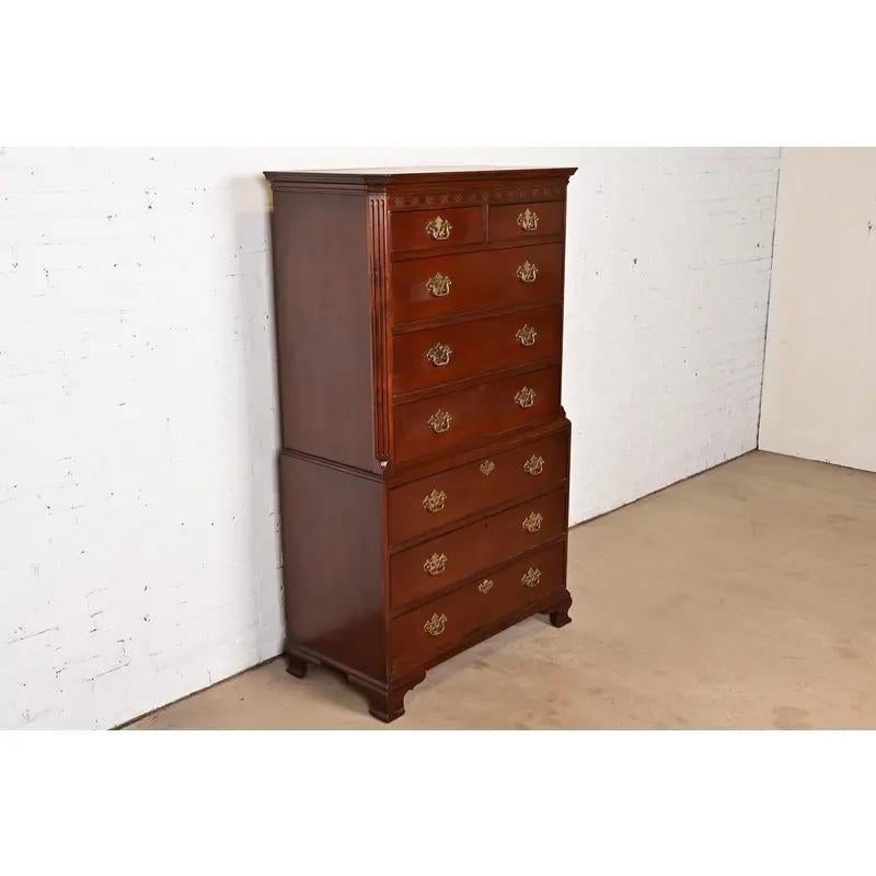 Baker Möbel Georgianische geschnitzte Mahagoni Acht-Schublade Highboy Kommode (Ende des 20. Jahrhunderts) im Angebot
