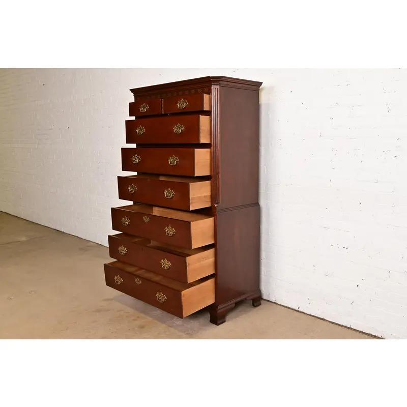 Baker Möbel Georgianische geschnitzte Mahagoni Acht-Schublade Highboy Kommode im Angebot 1