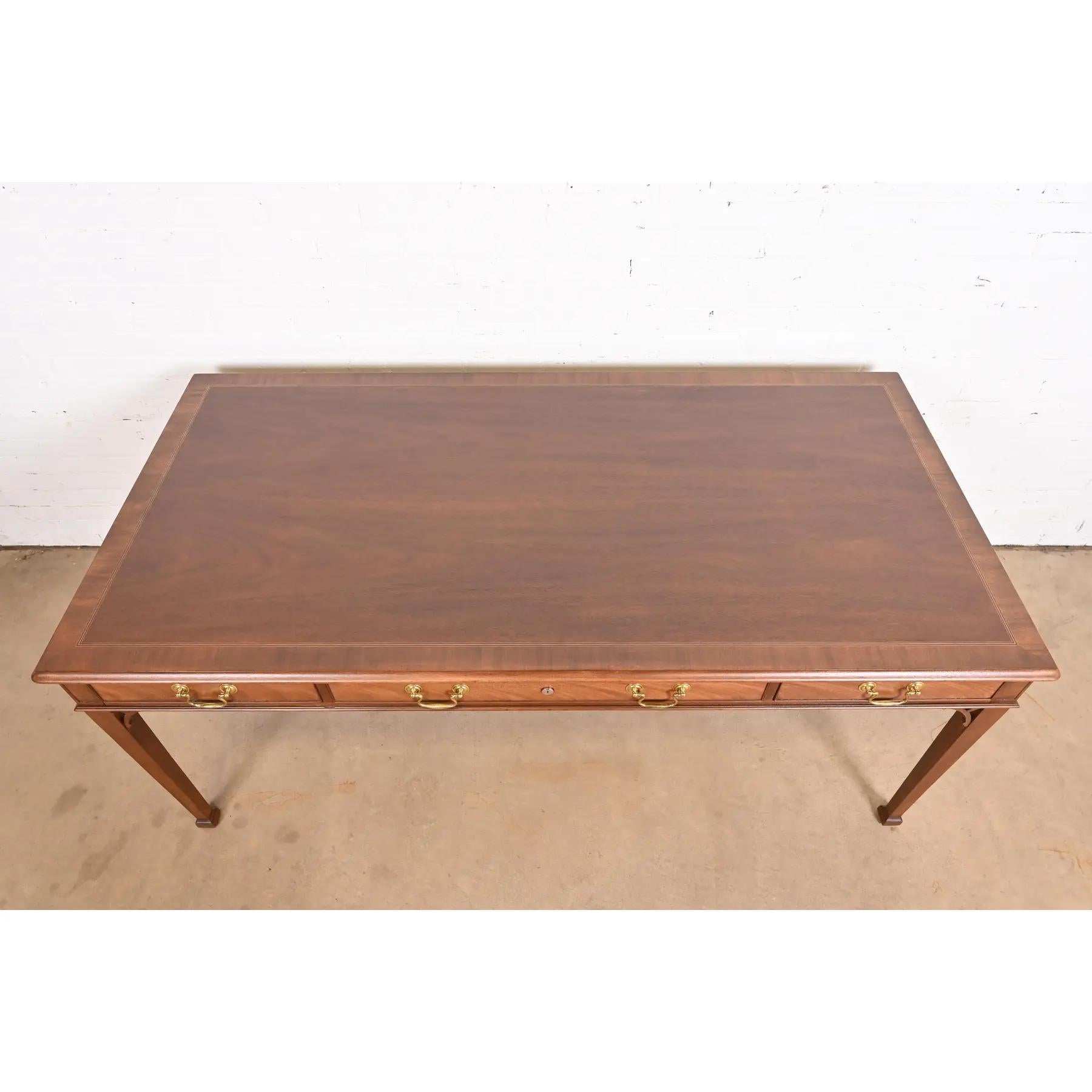 Baker Furniture Georgian Carved Mahogany Executive Writing Desk, Rifinito in vendita 3