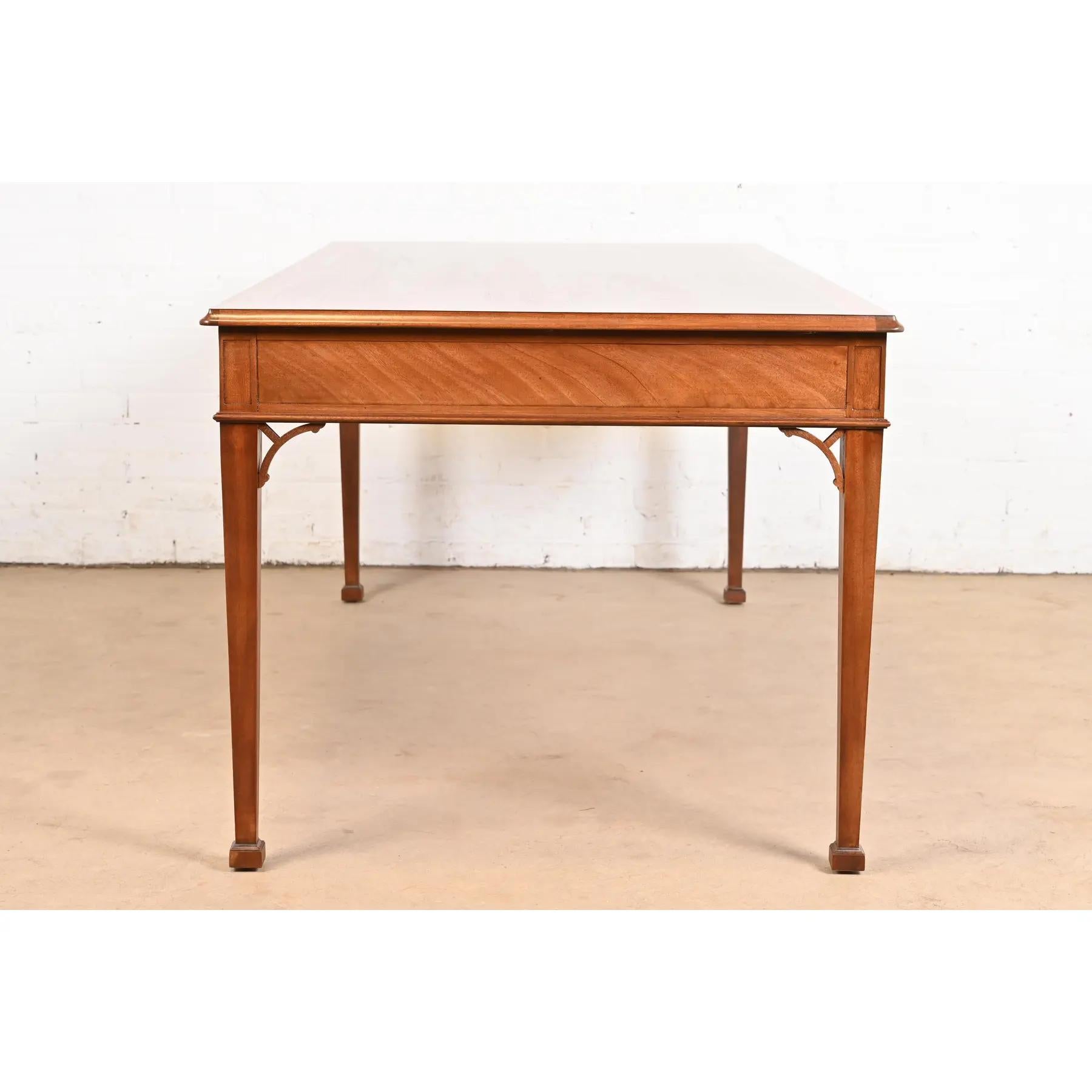 Baker Furniture Georgian Carved Mahogany Executive Writing Desk, Rifinito in vendita 4