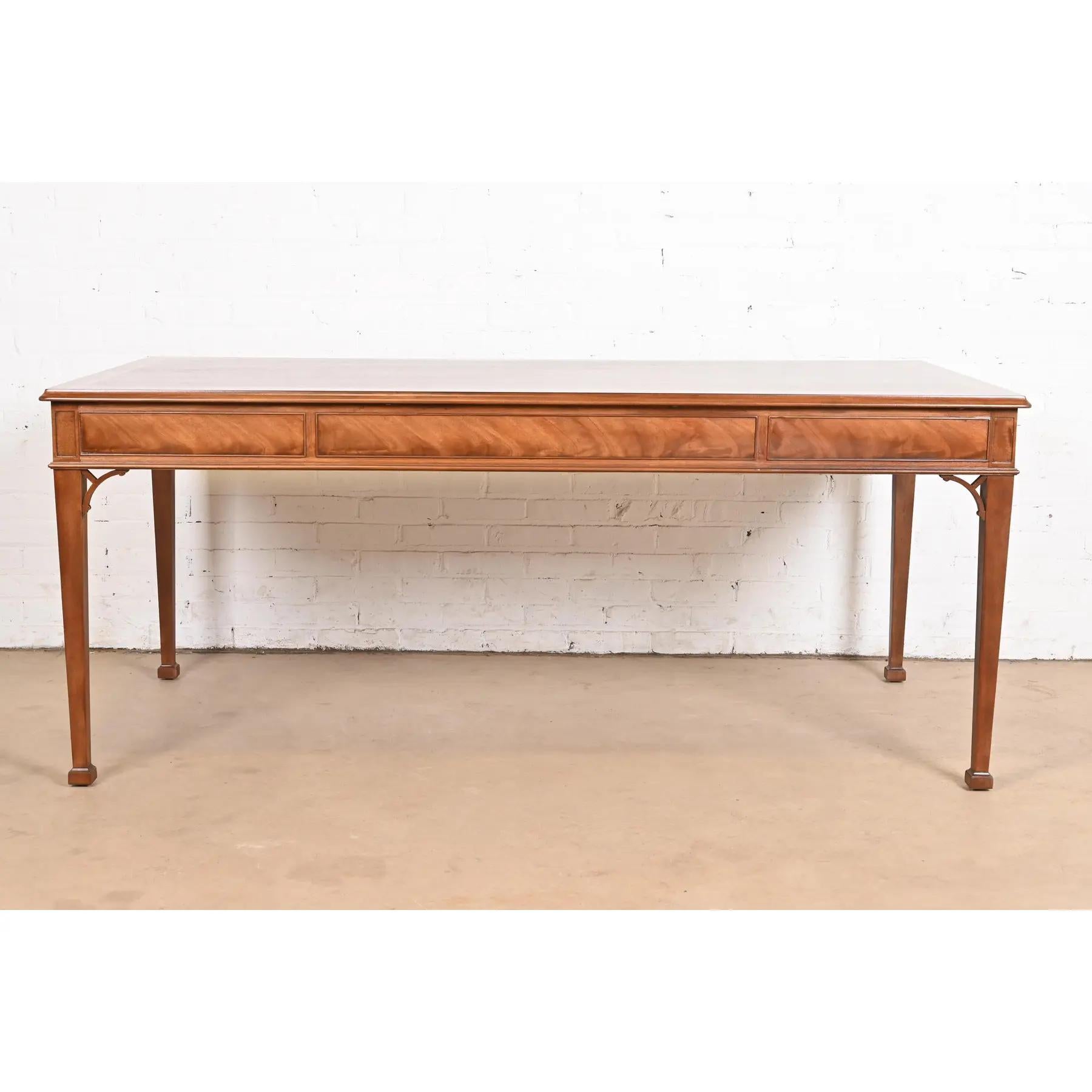 Baker Furniture Georgian Carved Mahogany Executive Writing Desk, Rifinito in vendita 5