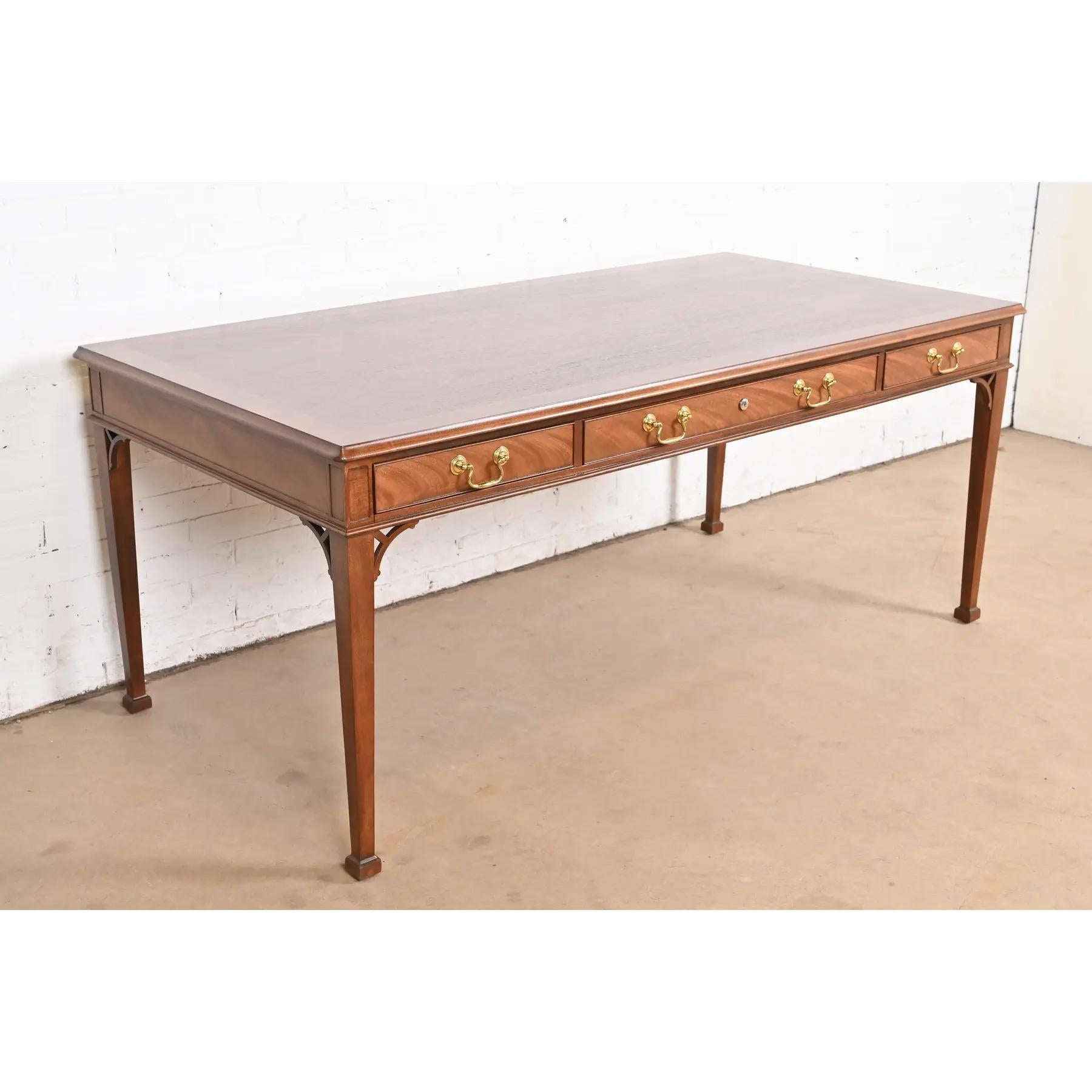 Una splendida scrivania direzionale in stile georgiano o chippendale

Di Baker Furniture, 