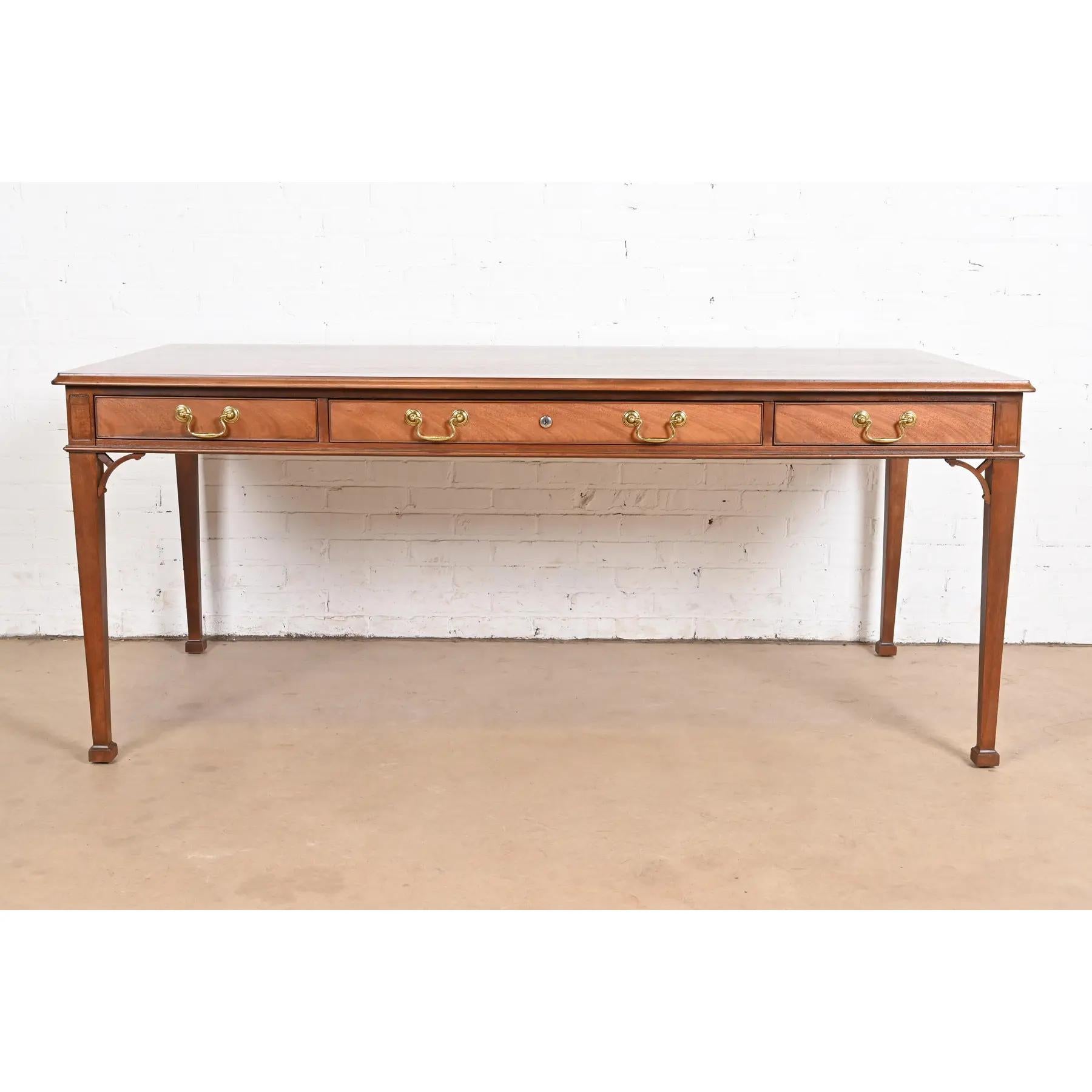 Georgiano Baker Furniture Georgian Carved Mahogany Executive Writing Desk, Rifinito in vendita