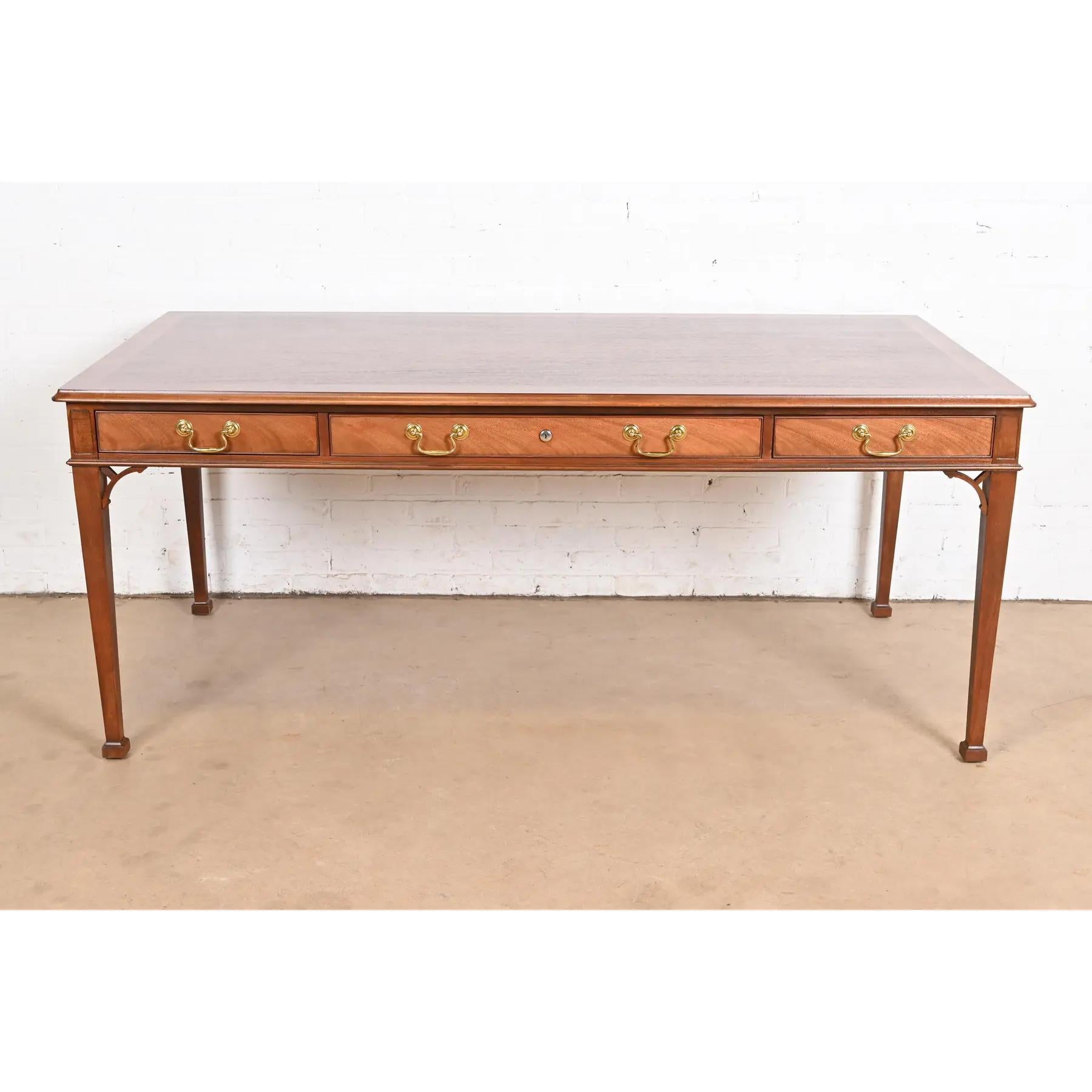 Americano Baker Furniture Georgian Carved Mahogany Executive Writing Desk, Rifinito in vendita
