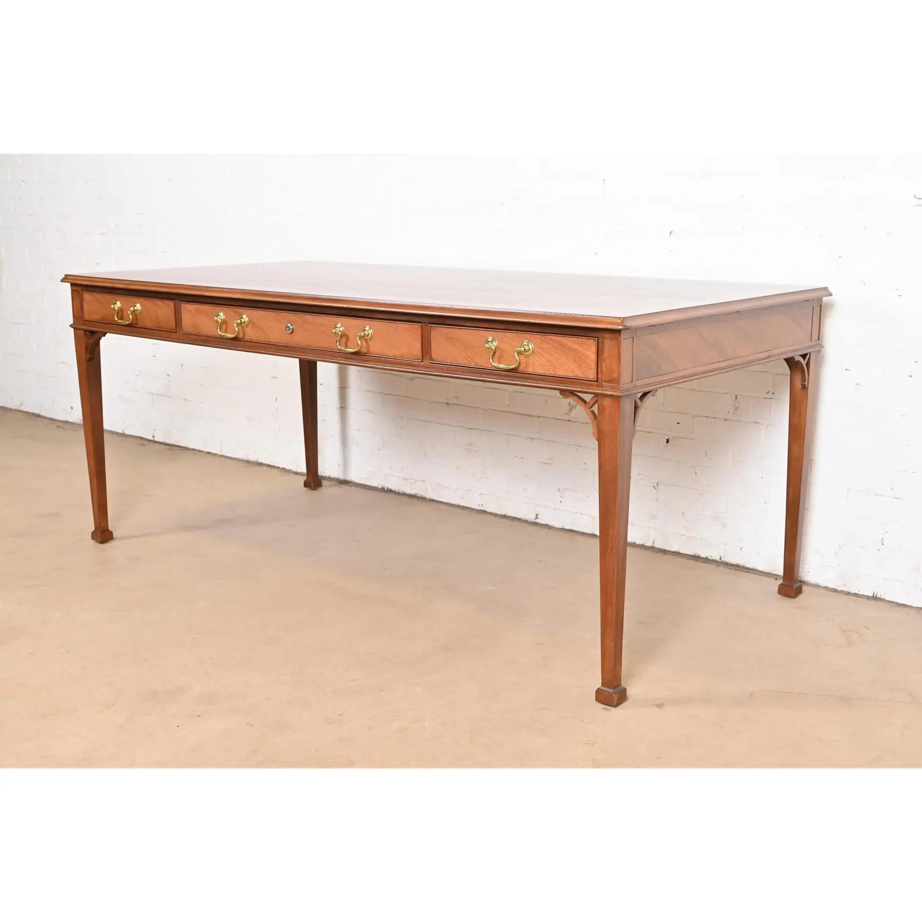 Baker Furniture Georgian Carved Mahogany Executive Writing Desk, Rifinito In condizioni buone in vendita a South Bend, IN