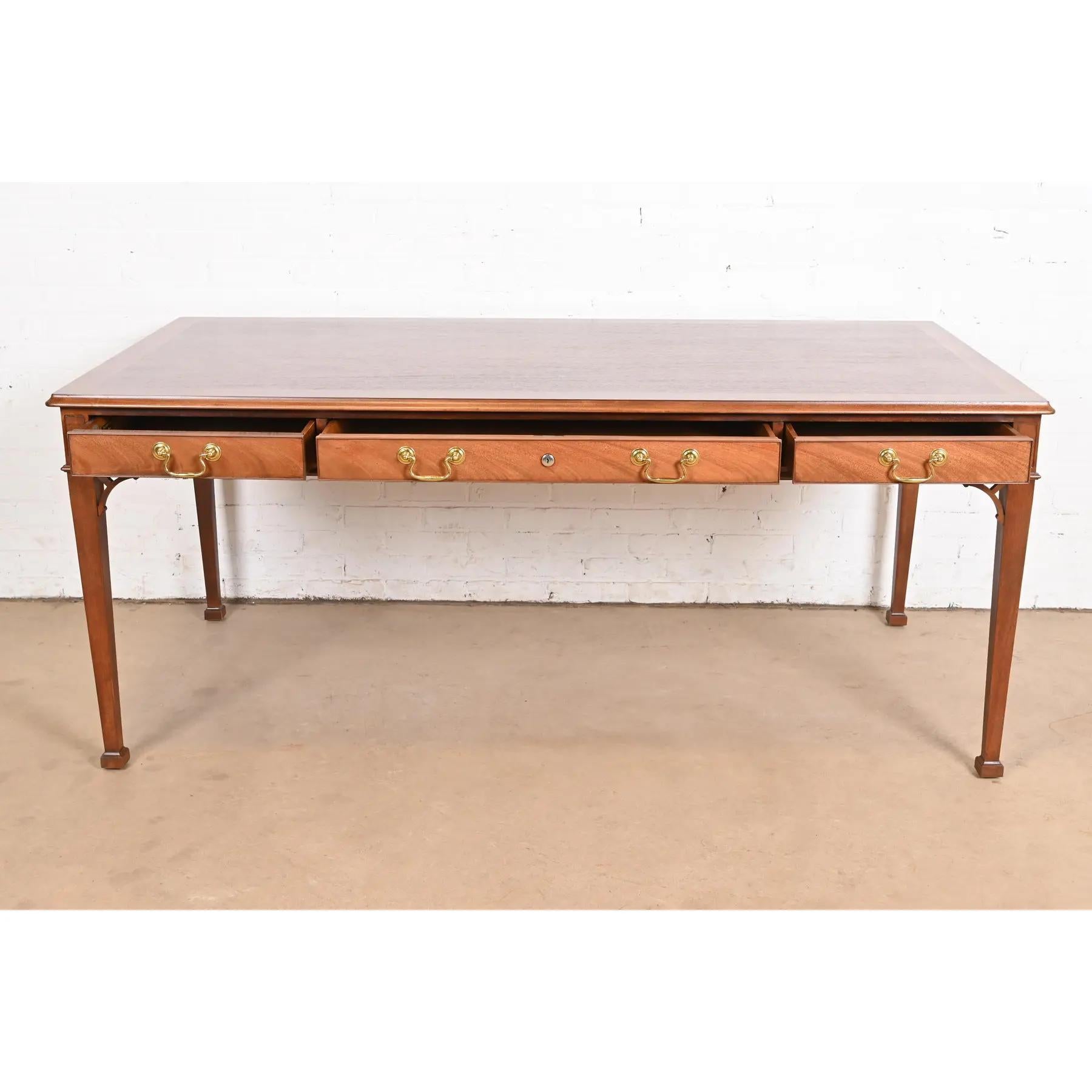 Fine XX secolo Baker Furniture Georgian Carved Mahogany Executive Writing Desk, Rifinito in vendita