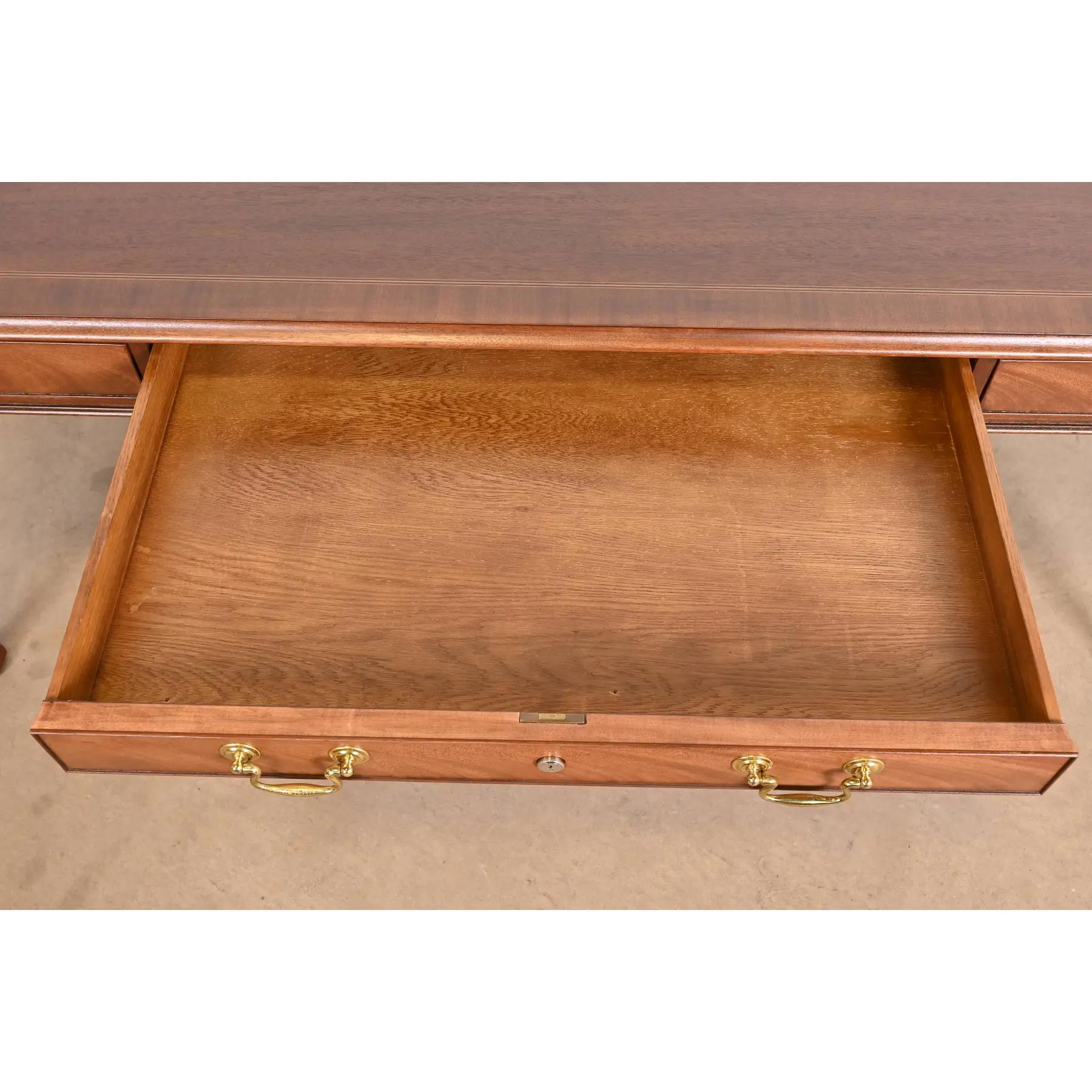 Ottone Baker Furniture Georgian Carved Mahogany Executive Writing Desk, Rifinito in vendita