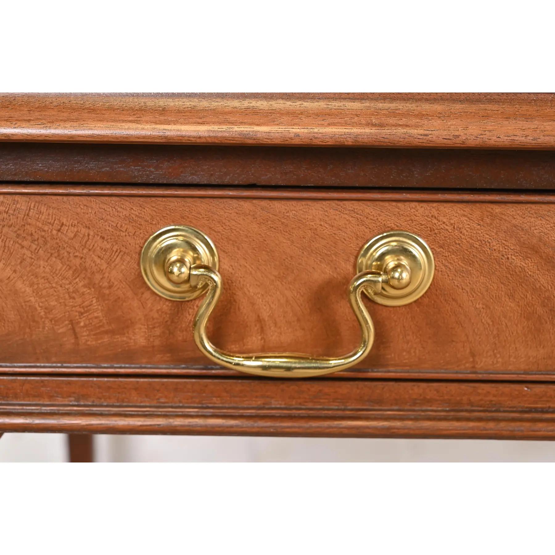 Baker Furniture Georgian Carved Mahogany Executive Writing Desk, Rifinito in vendita 1