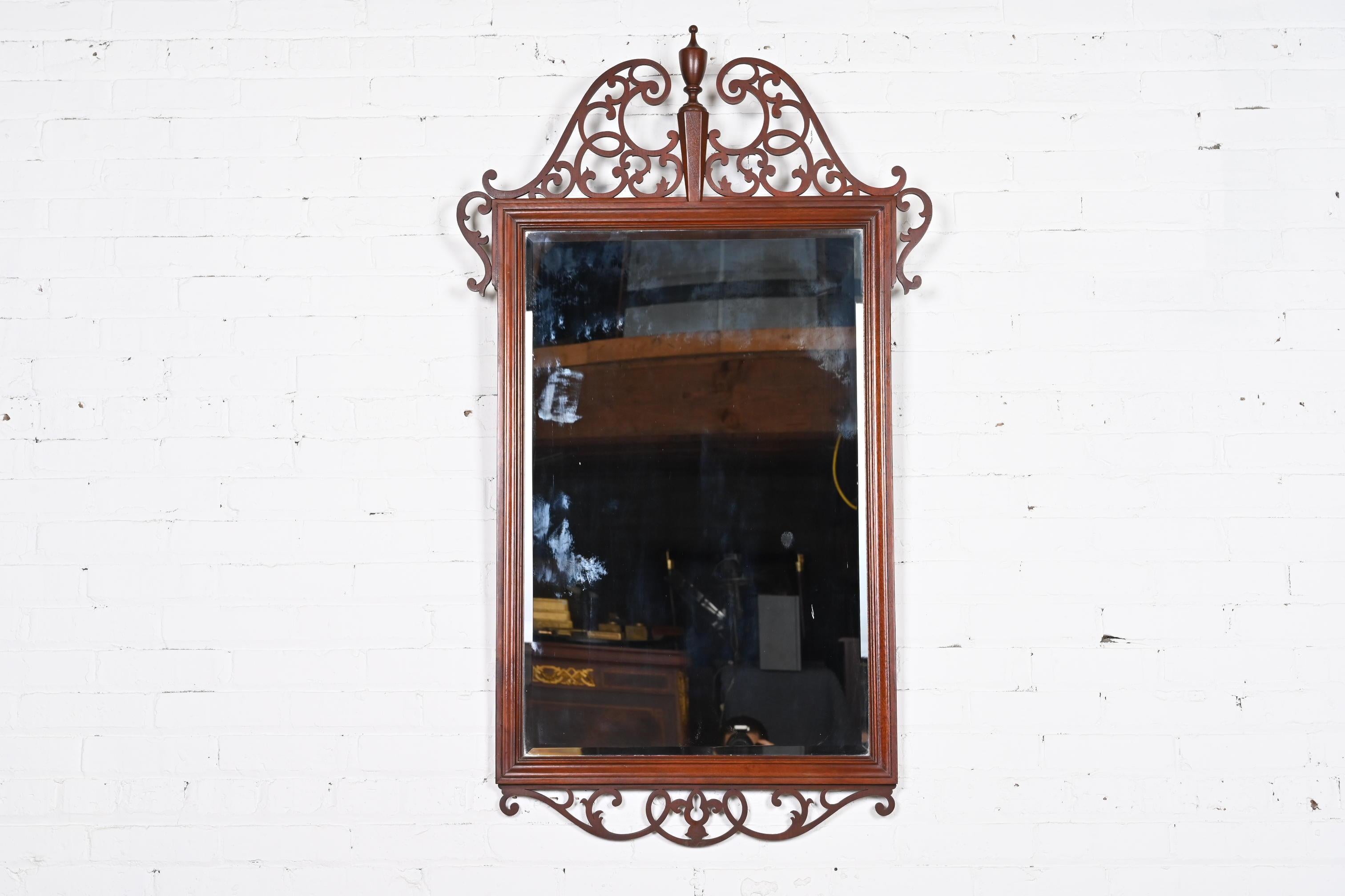 A stylish traditional Georgian or Chippendale style carved mahogany framed wall mirror

By Baker Furniture

USA, Late 20th Century

Measures: 30.5