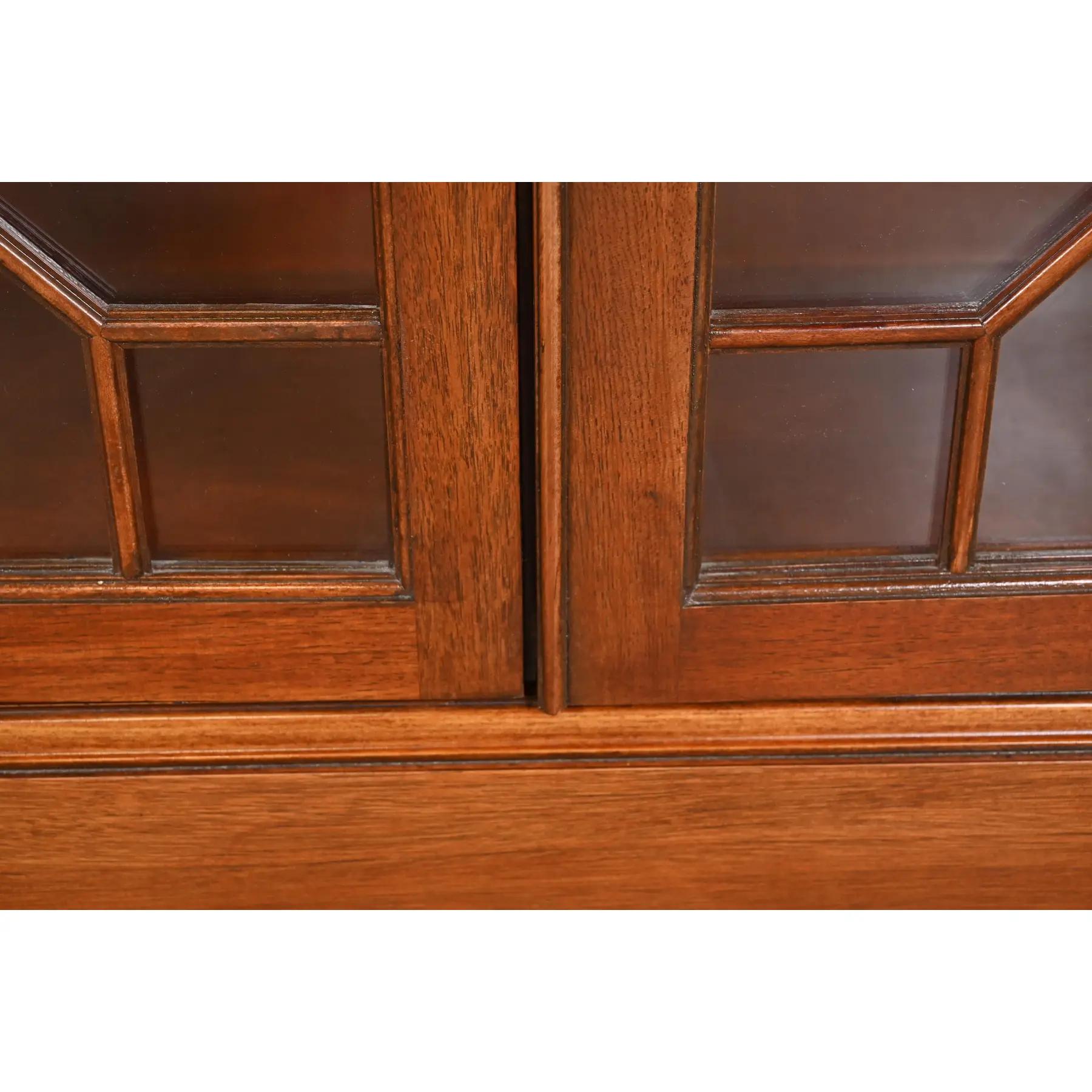 Baker Furniture Georgian Carved Mahogany Lights Breakfront Bookcase (Bibliothèque de façade éclairée en acajou sculpté) en vente 3