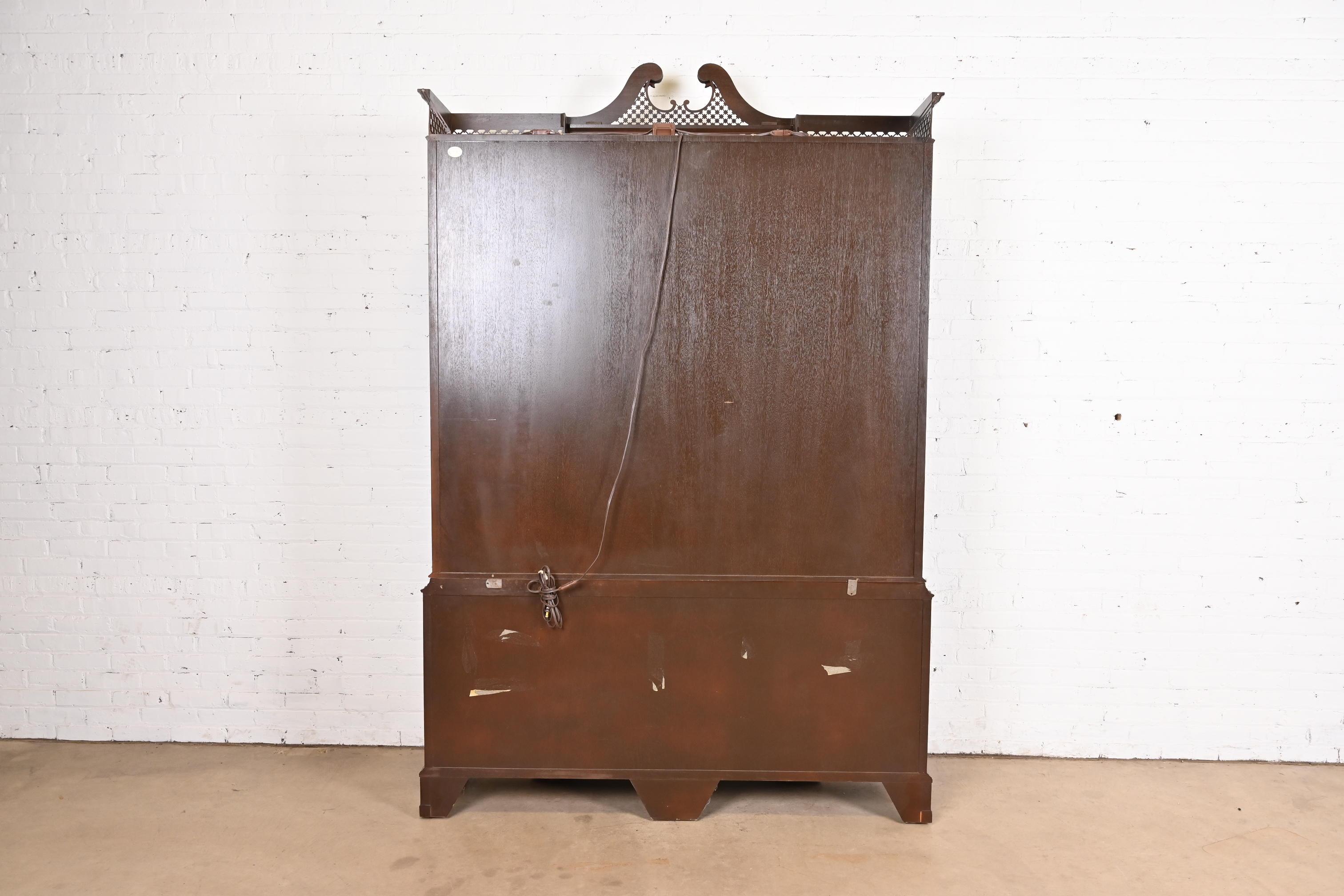Baker Furniture Georgian Carved Mahogany Lighted Breakfront Bookcase 5