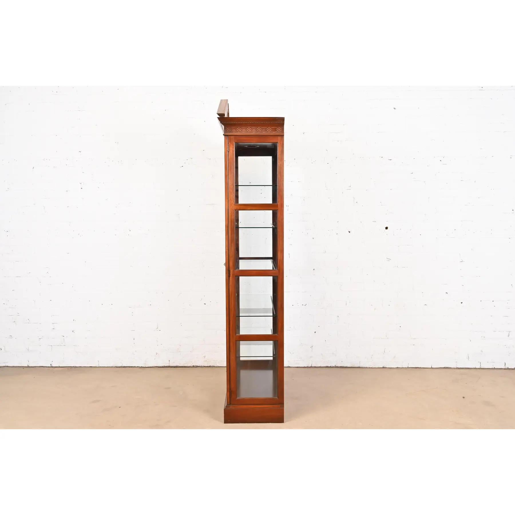 Baker Furniture Georgian Carved Mahogany Lights Breakfront Bookcase (Bibliothèque de façade éclairée en acajou sculpté) en vente 4