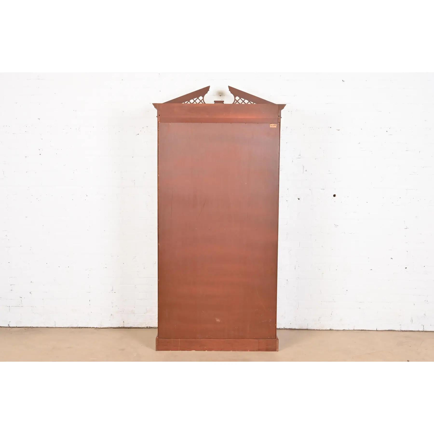 Baker Furniture Georgian Carved Mahogany Lights Breakfront Bookcase (Bibliothèque de façade éclairée en acajou sculpté) en vente 5
