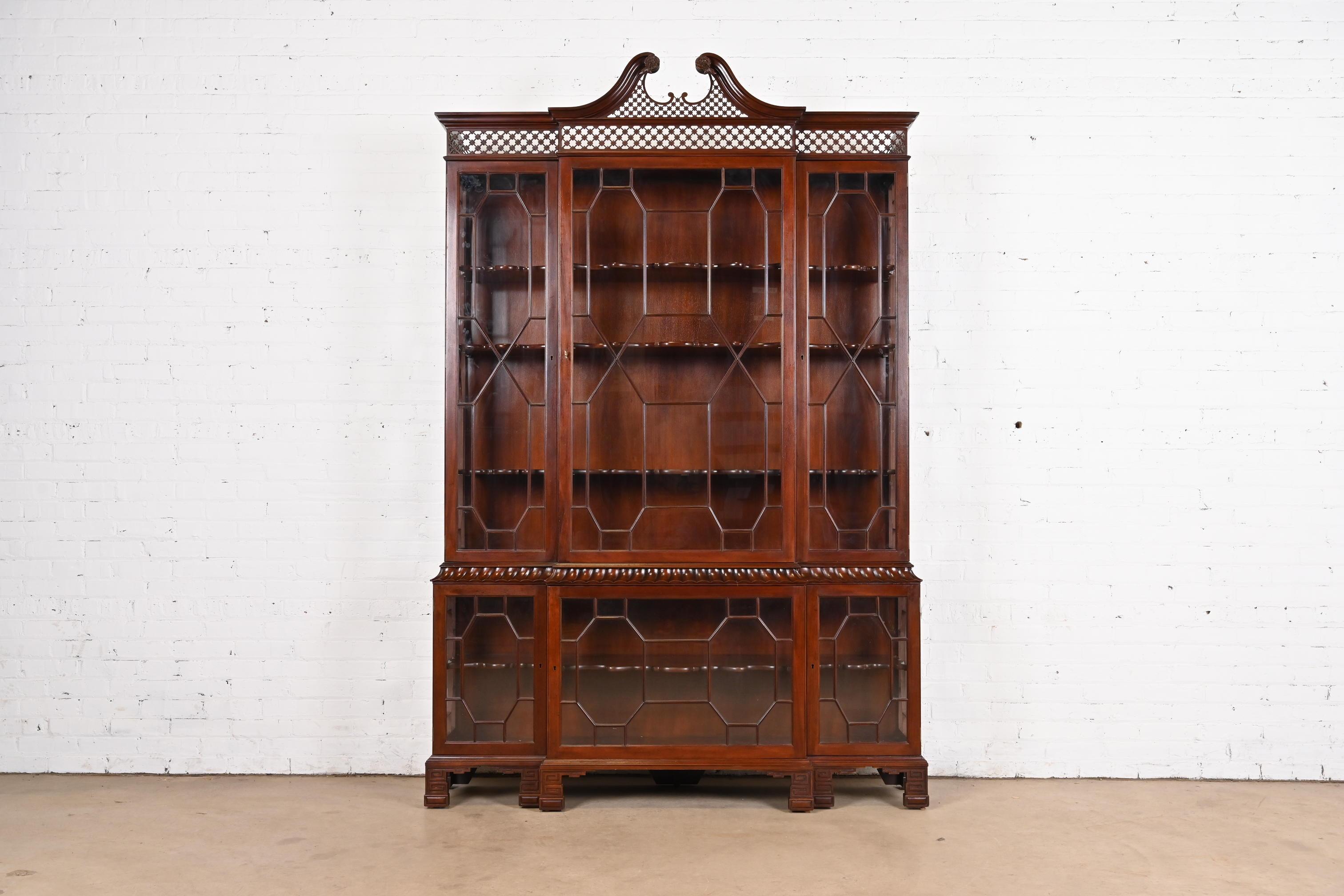 A gorgeous Georgian or Chippendale style lighted breakfront bookcase or display cabinet

From the exclusive Stately Homes Collection by Baker Furniture

USA, Circa 1980s

Stunning carved mahogany, with mullioned glass front doors. Cabinets lock, and