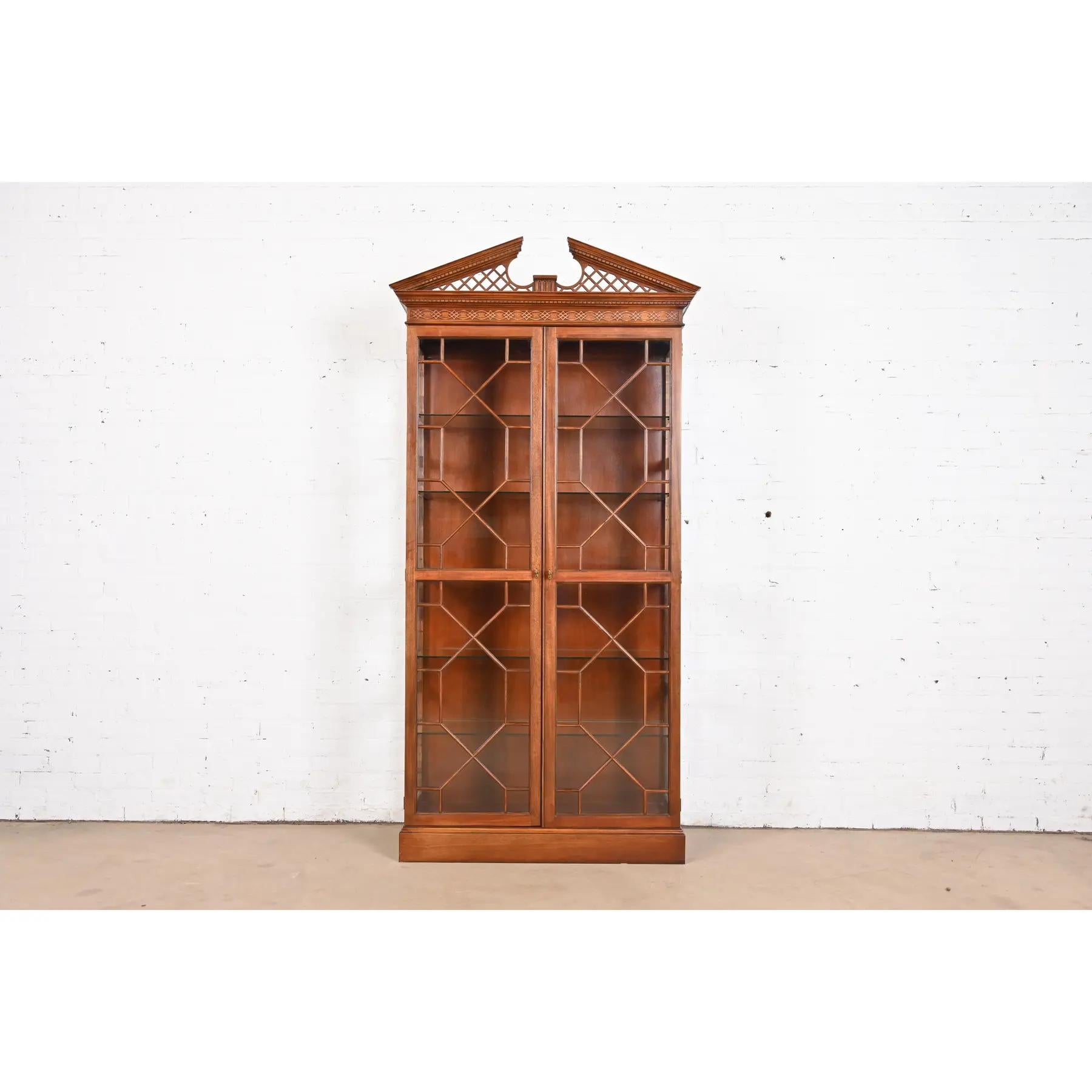 Magnifique bibliothèque ou vitrine éclairée de style géorgien ou Chippendale.

Par Baker Furniture

USA, Circa 1980

Magnifique acajou sculpté, avec des portes avant en verre à meneaux et des ferrures en laiton d'origine. Les étagères sont