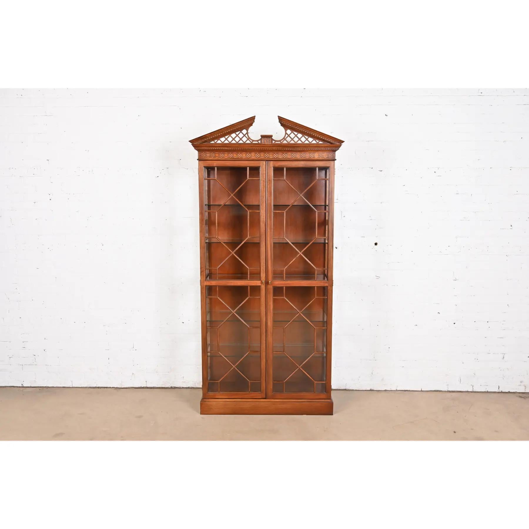 Georgien Baker Furniture Georgian Carved Mahogany Lights Breakfront Bookcase (Bibliothèque de façade éclairée en acajou sculpté) en vente