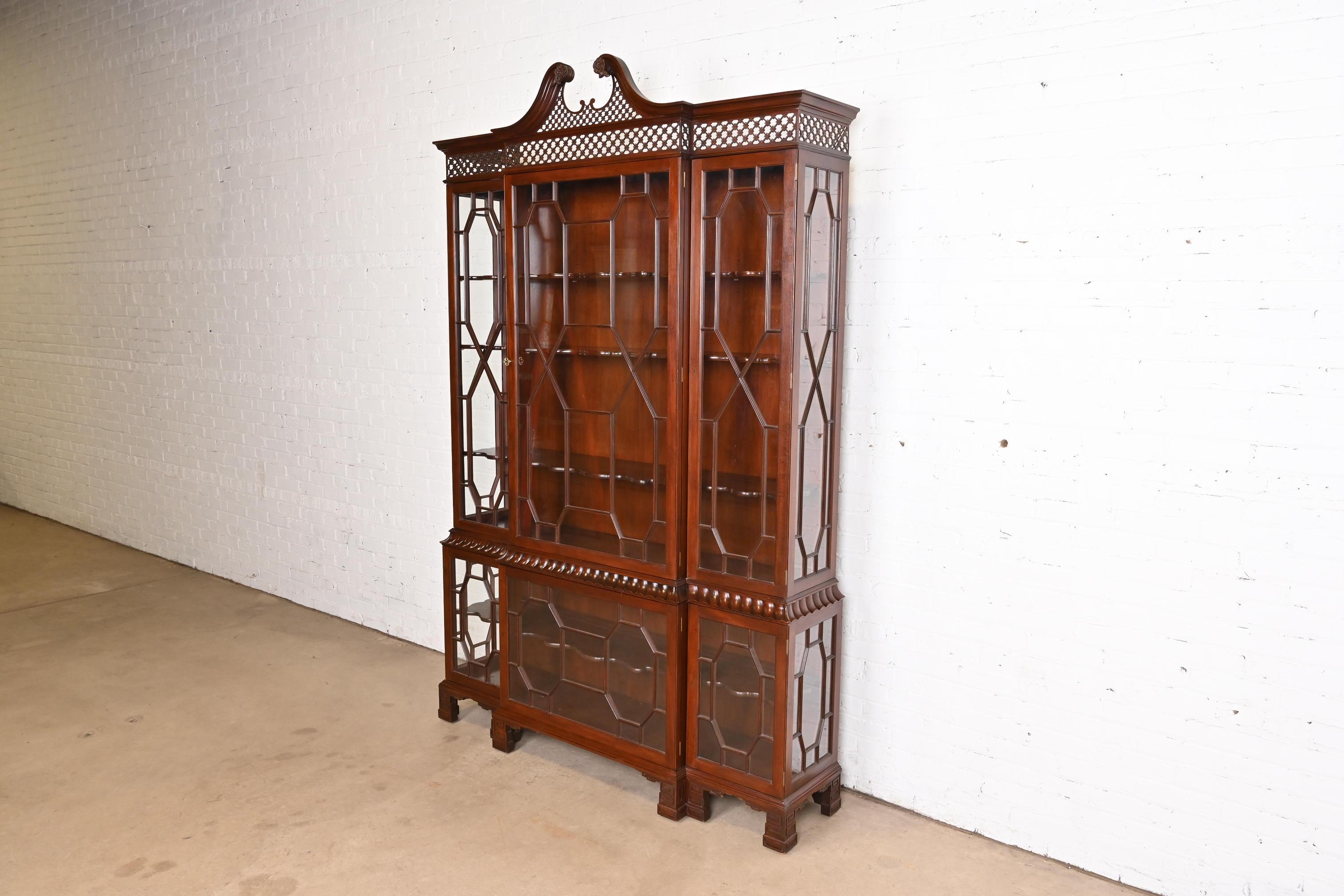 Baker Furniture Georgian Carved Mahogany Lighted Breakfront Bookcase In Good Condition In South Bend, IN