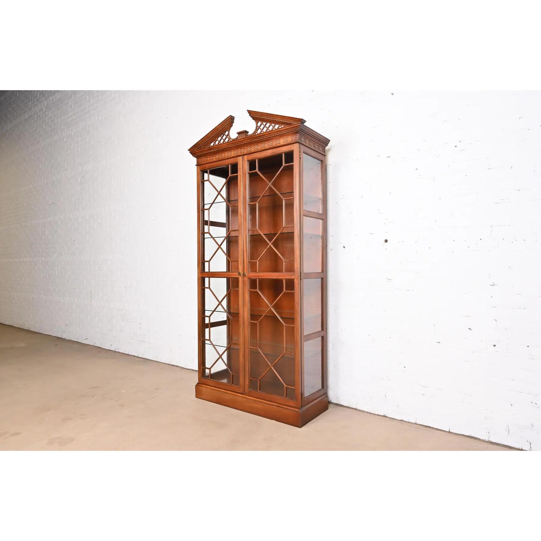 Américain Baker Furniture Georgian Carved Mahogany Lights Breakfront Bookcase (Bibliothèque de façade éclairée en acajou sculpté) en vente