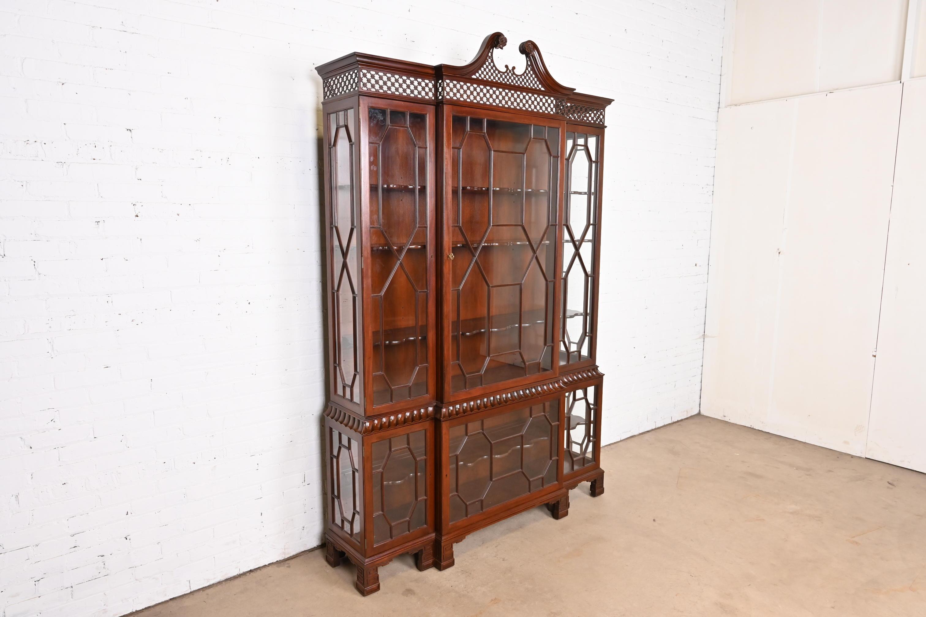 Late 20th Century Baker Furniture Georgian Carved Mahogany Lighted Breakfront Bookcase