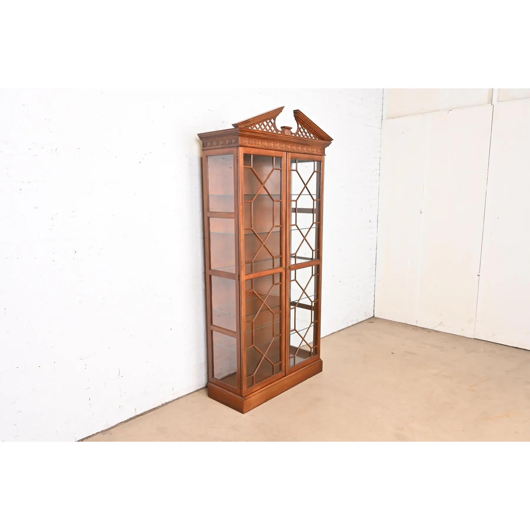 Baker Furniture Georgian Carved Mahogany Lights Breakfront Bookcase (Bibliothèque de façade éclairée en acajou sculpté) Bon état - En vente à South Bend, IN
