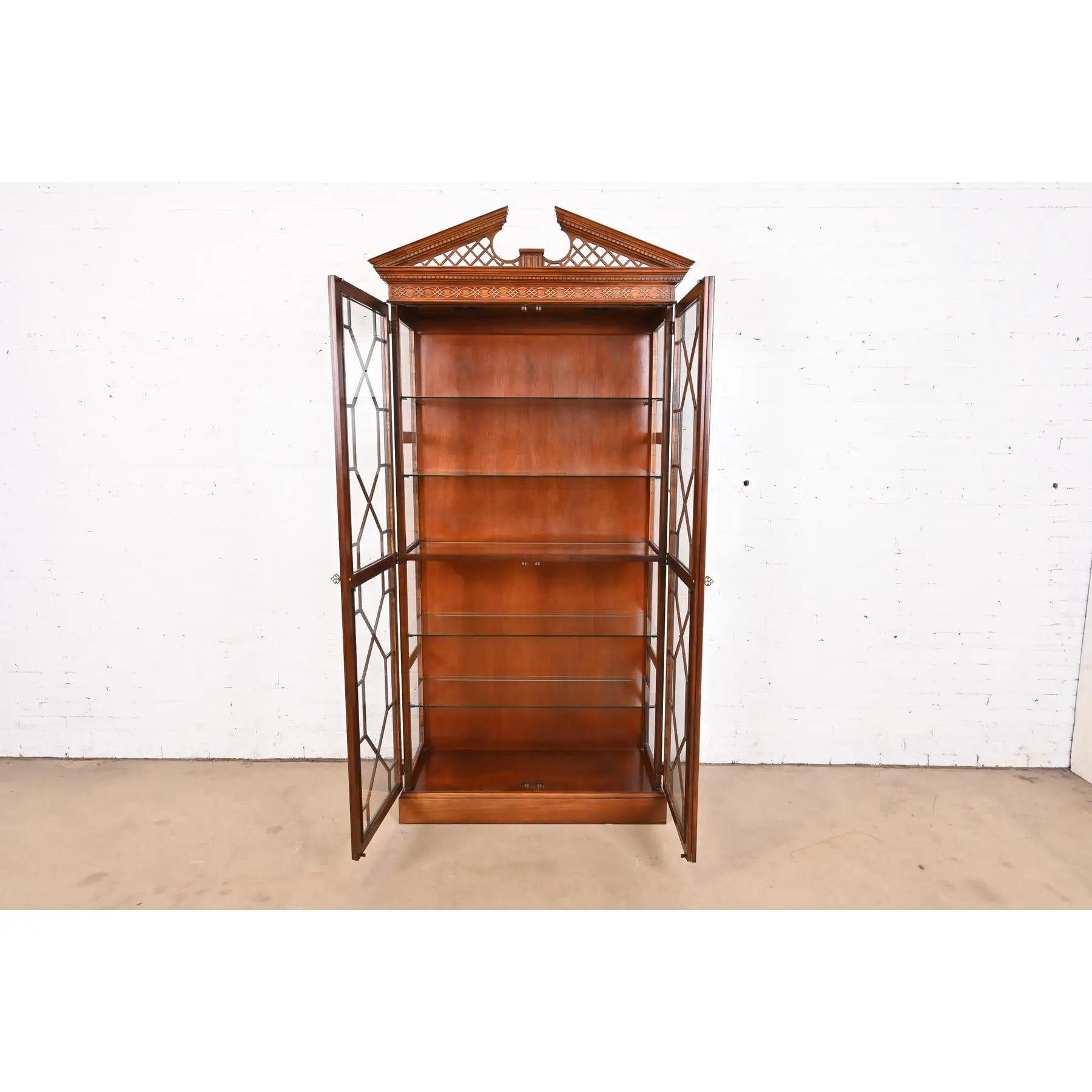 Fin du 20e siècle Baker Furniture Georgian Carved Mahogany Lights Breakfront Bookcase (Bibliothèque de façade éclairée en acajou sculpté) en vente