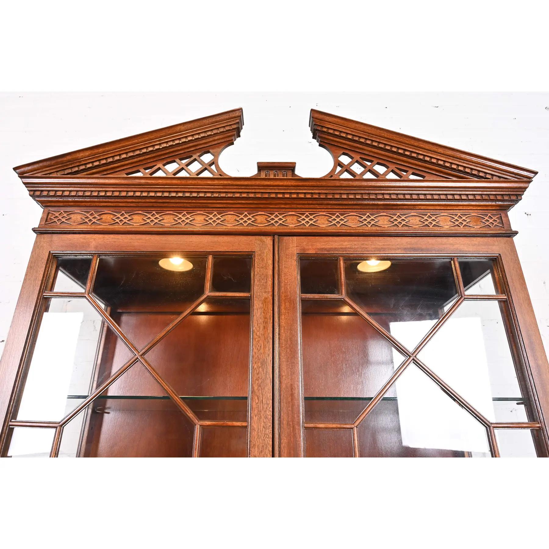Laiton Baker Furniture Georgian Carved Mahogany Lights Breakfront Bookcase (Bibliothèque de façade éclairée en acajou sculpté) en vente