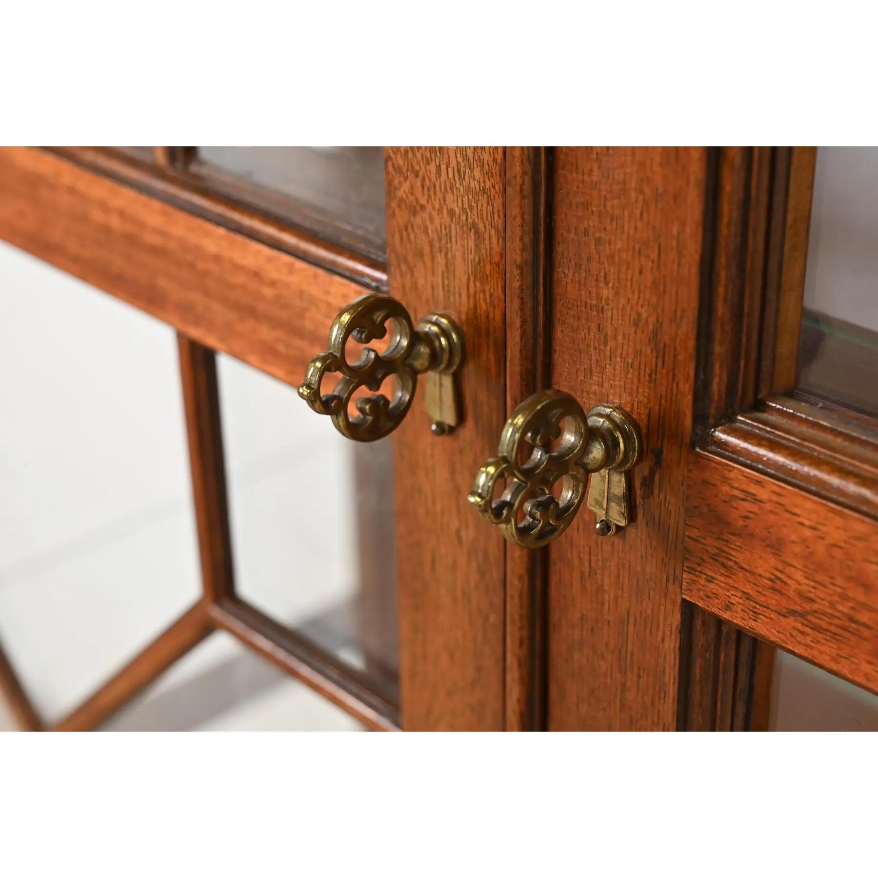 Baker Furniture Georgian Carved Mahogany Lights Breakfront Bookcase (Bibliothèque de façade éclairée en acajou sculpté) en vente 1