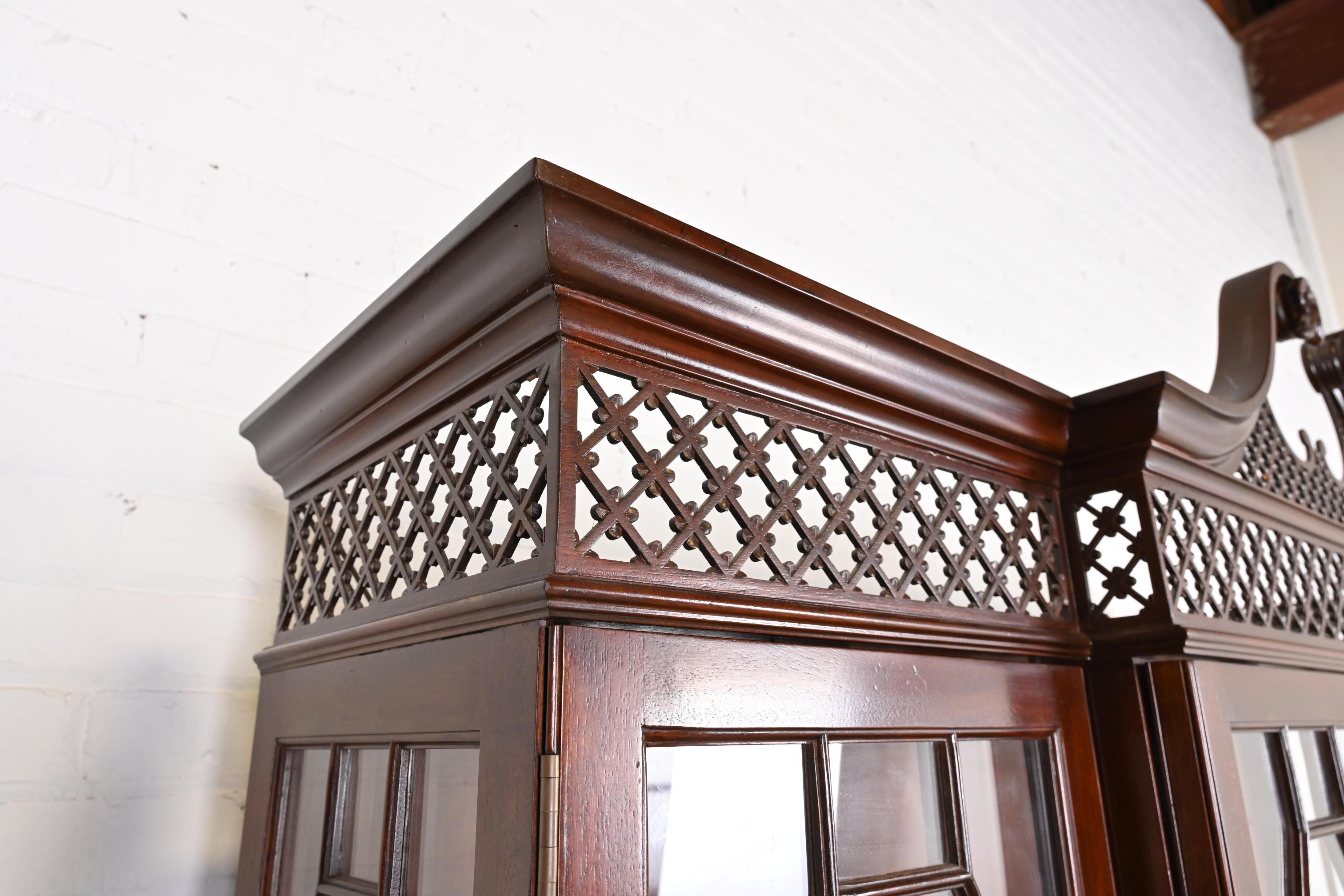 Baker Furniture Georgian Carved Mahogany Lighted Breakfront Bookcase 3