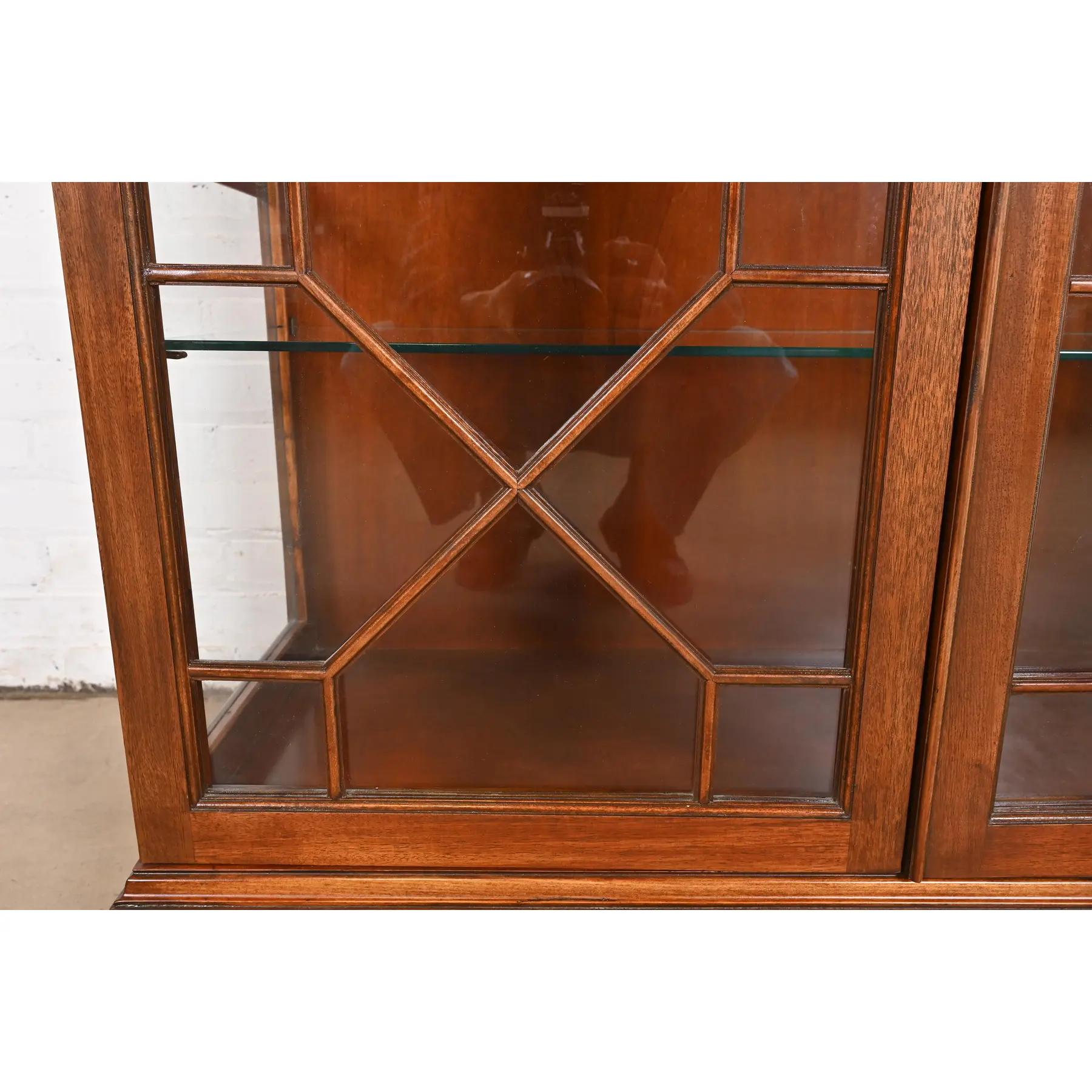 Baker Furniture Georgian Carved Mahogany Lights Breakfront Bookcase (Bibliothèque de façade éclairée en acajou sculpté) en vente 2