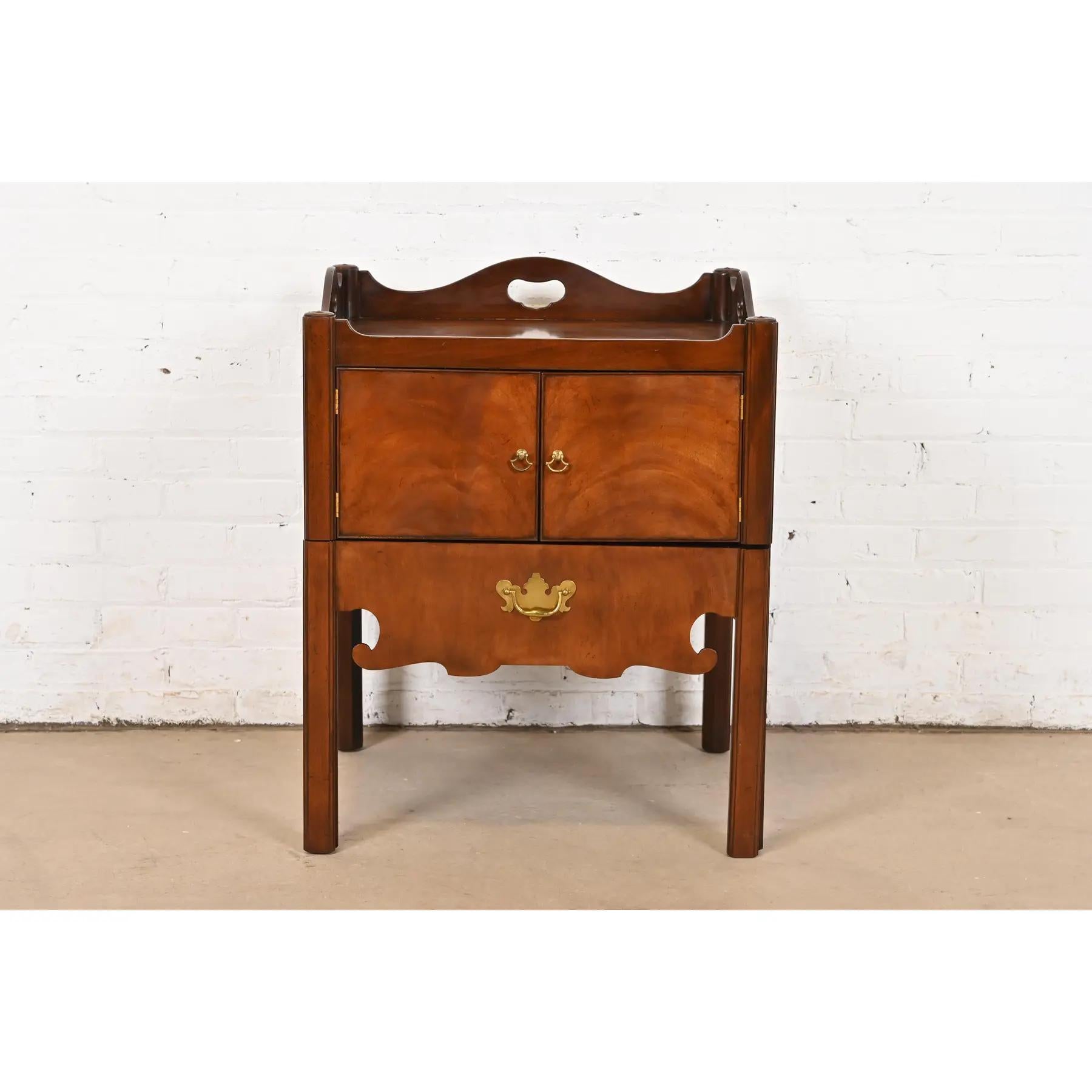 American Baker Furniture Georgian Carved Mahogany Nightstand or Occasional Side Table For Sale