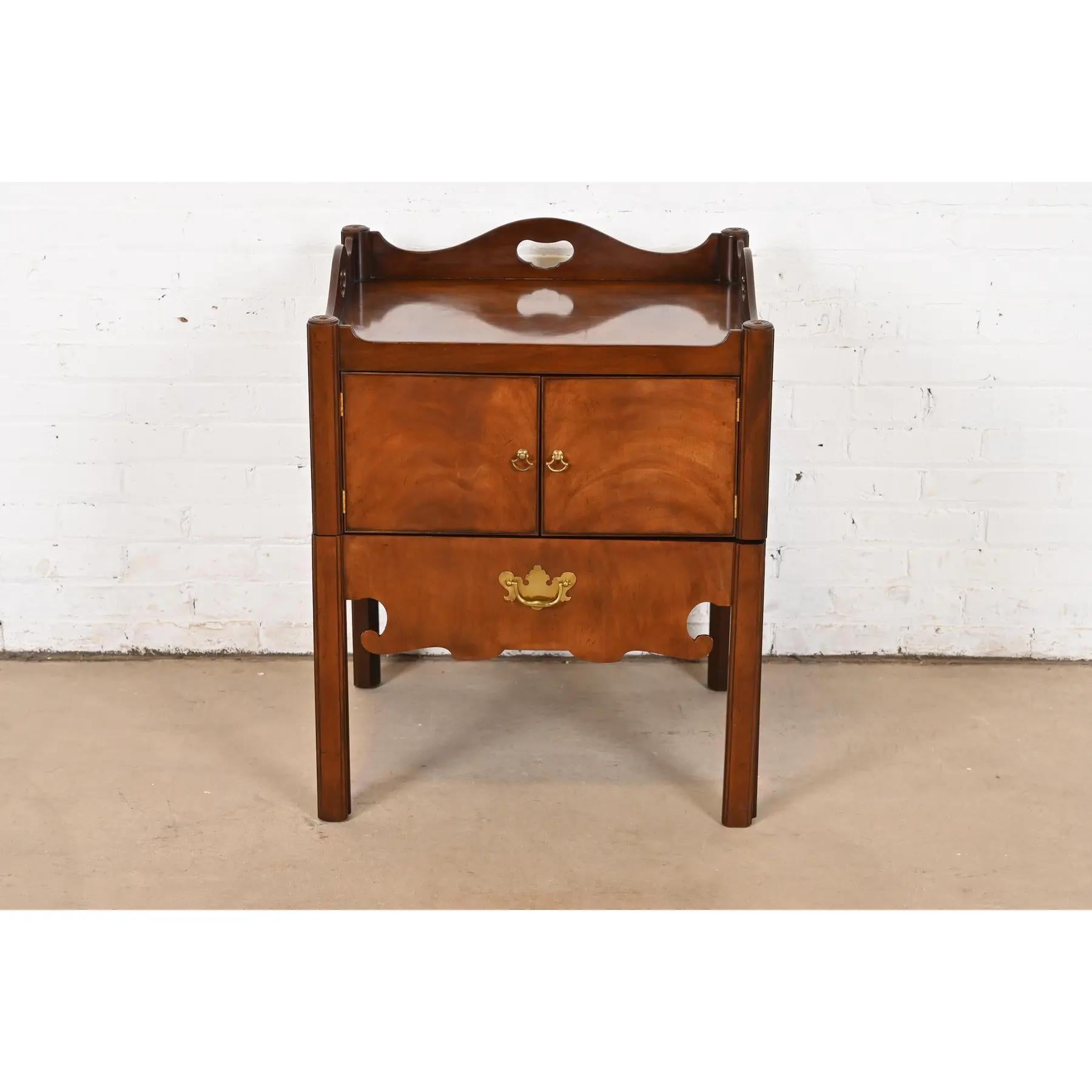 Baker Furniture Georgian Carved Mahogany Nightstand or Occasional Side Table In Good Condition For Sale In South Bend, IN