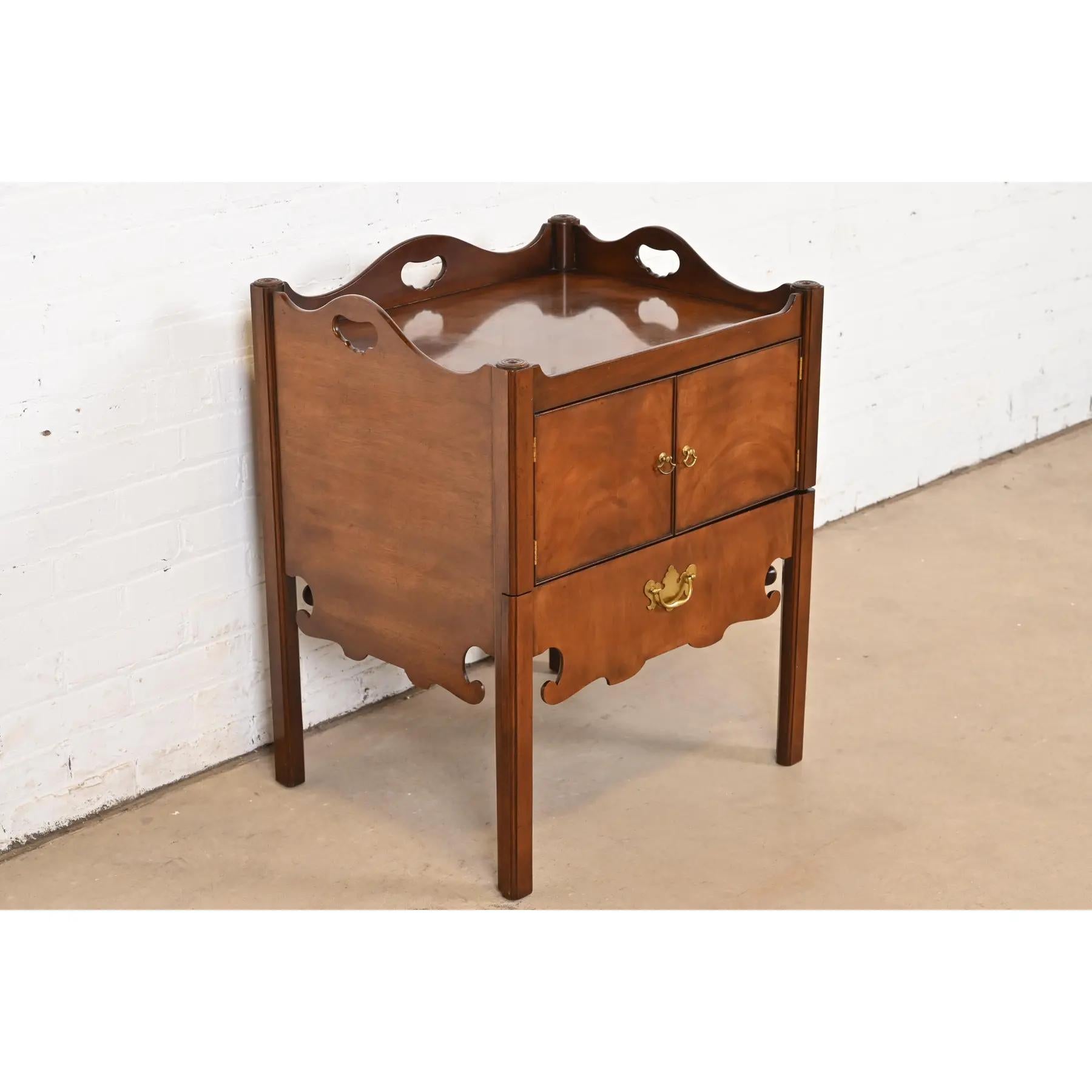 Late 20th Century Baker Furniture Georgian Carved Mahogany Nightstand or Occasional Side Table For Sale