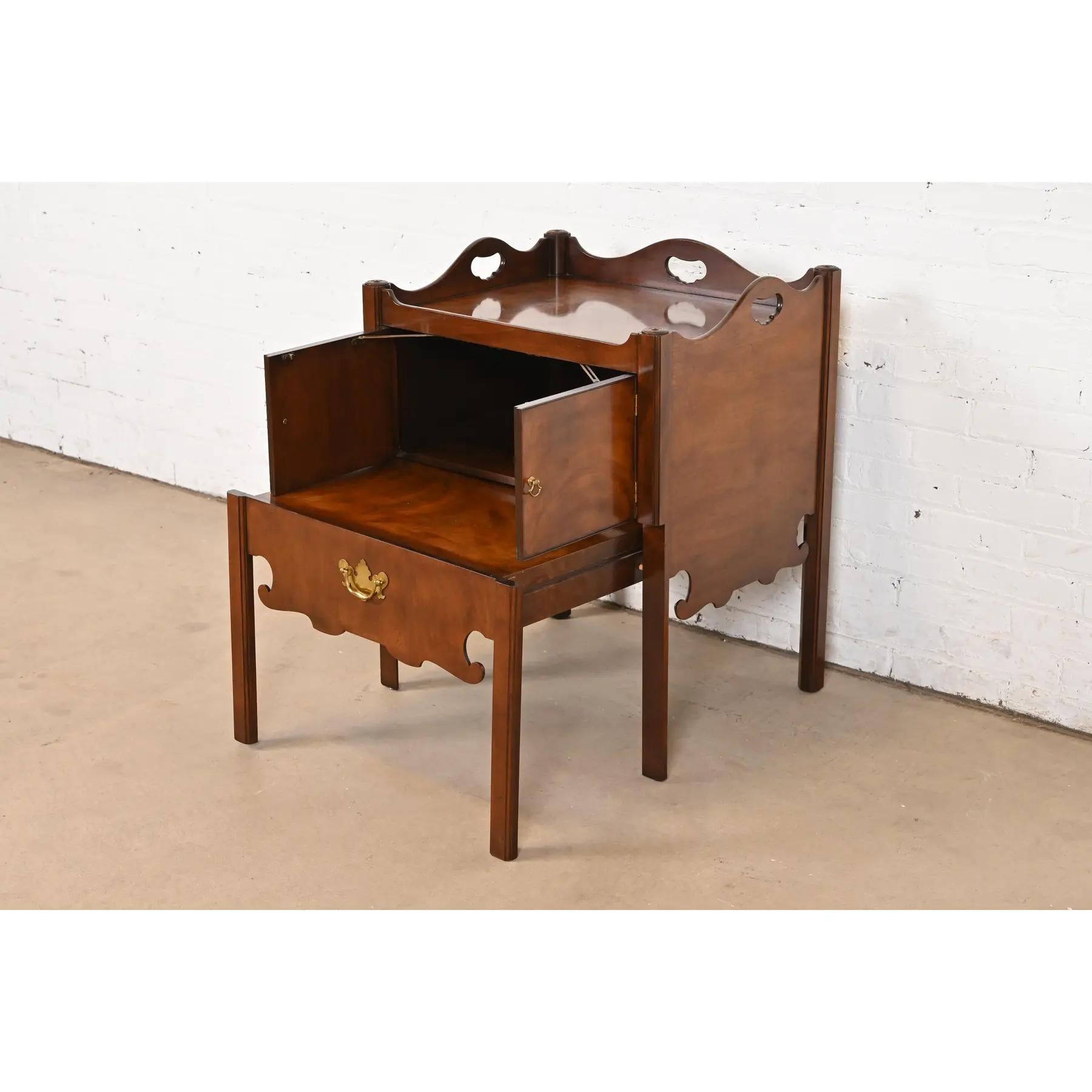 Brass Baker Furniture Georgian Carved Mahogany Nightstand or Occasional Side Table For Sale
