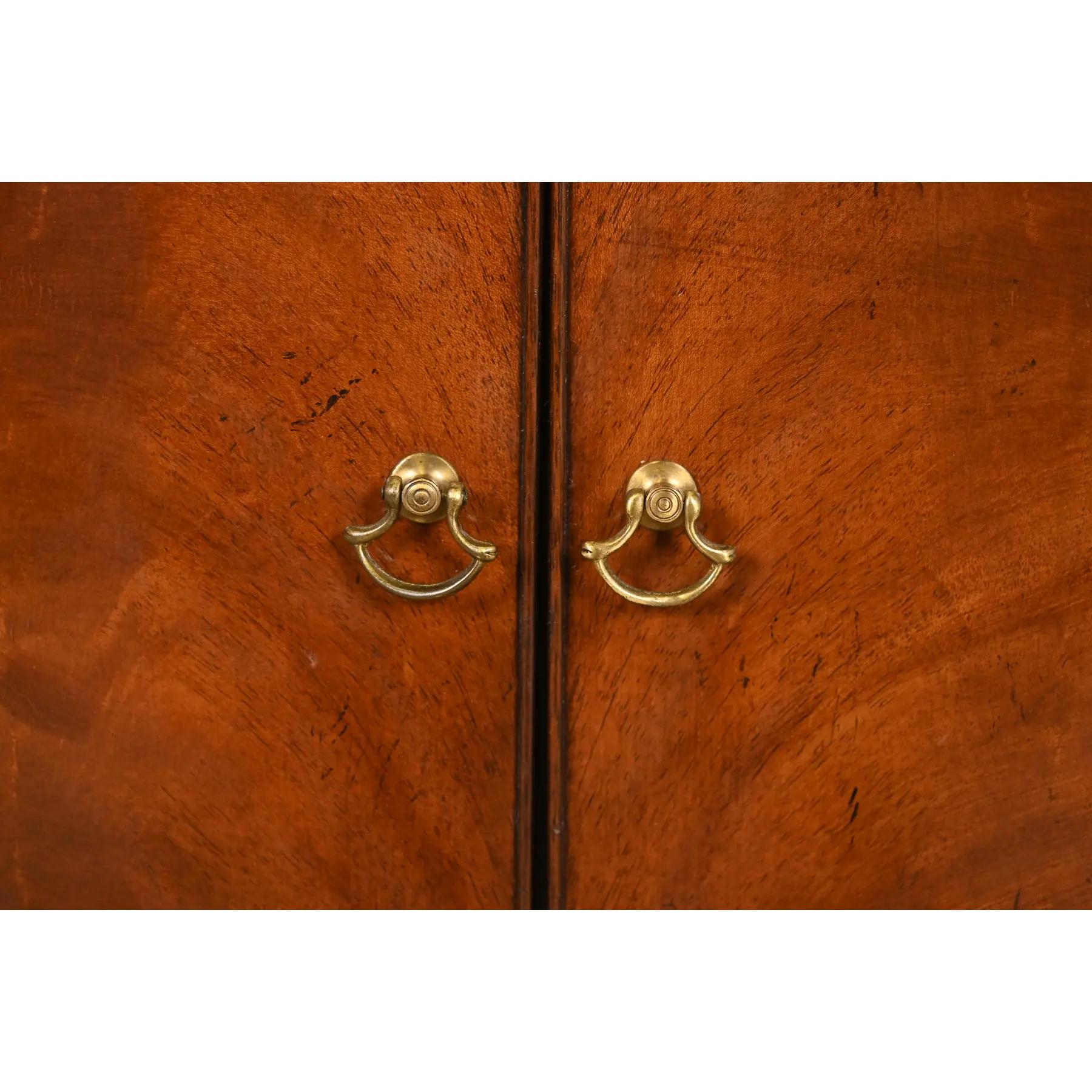 Baker Furniture Georgian Carved Mahogany Nightstand or Occasional Side Table For Sale 2