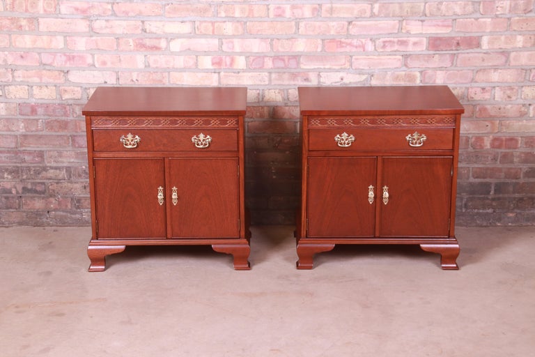 A gorgeous pair of Georgian or Chippendale style nightstands or end tables

By Baker Furniture

USA, Circa 1980s

Carved mahogany, with original brass hardware.

Measures: 24.75