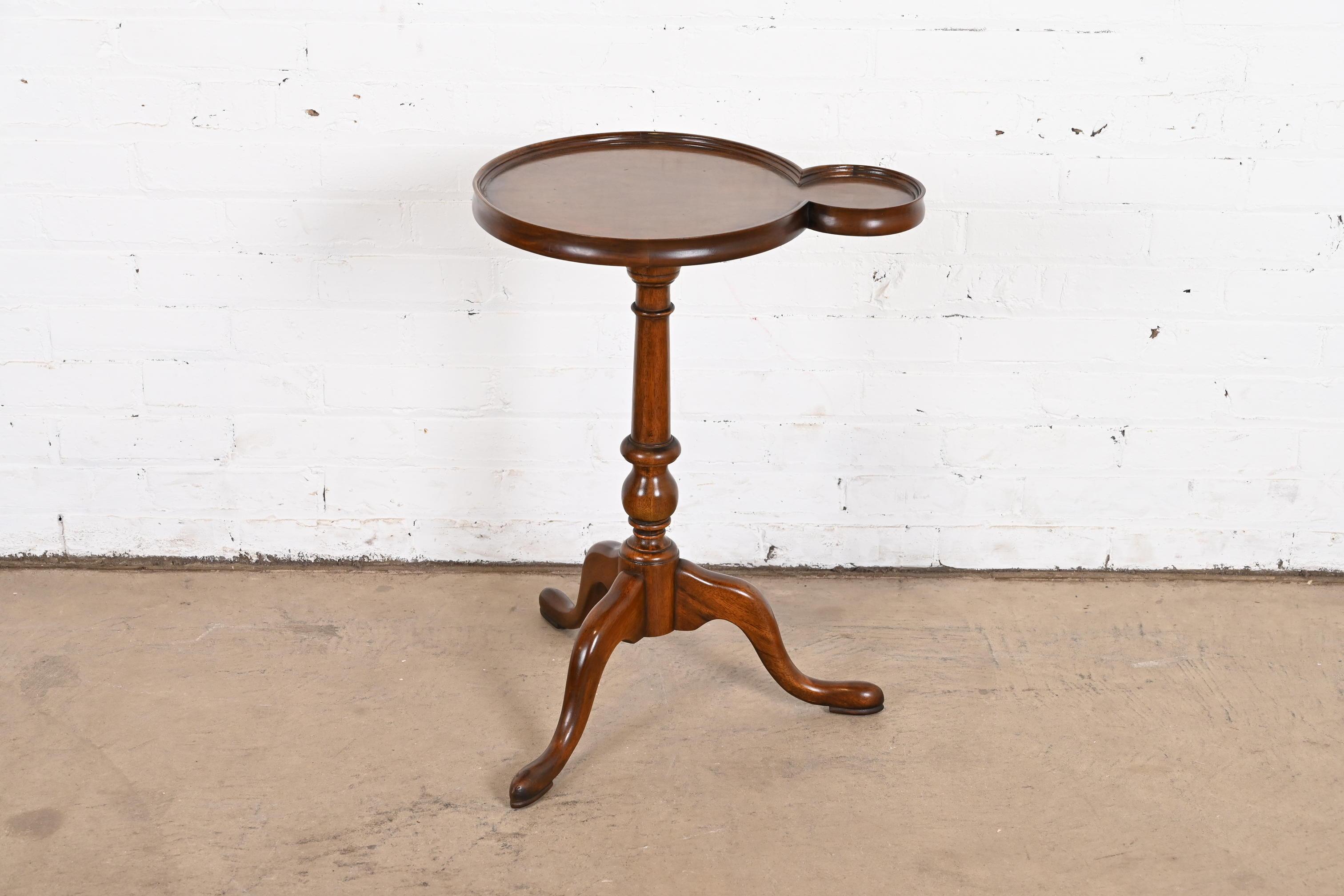 A beautiful Queen Anne or Georgian style carved mahogany drinks table, tea table, or occasional side table

By Baker Furniture

USA, Circa 1980s

Measures: 18