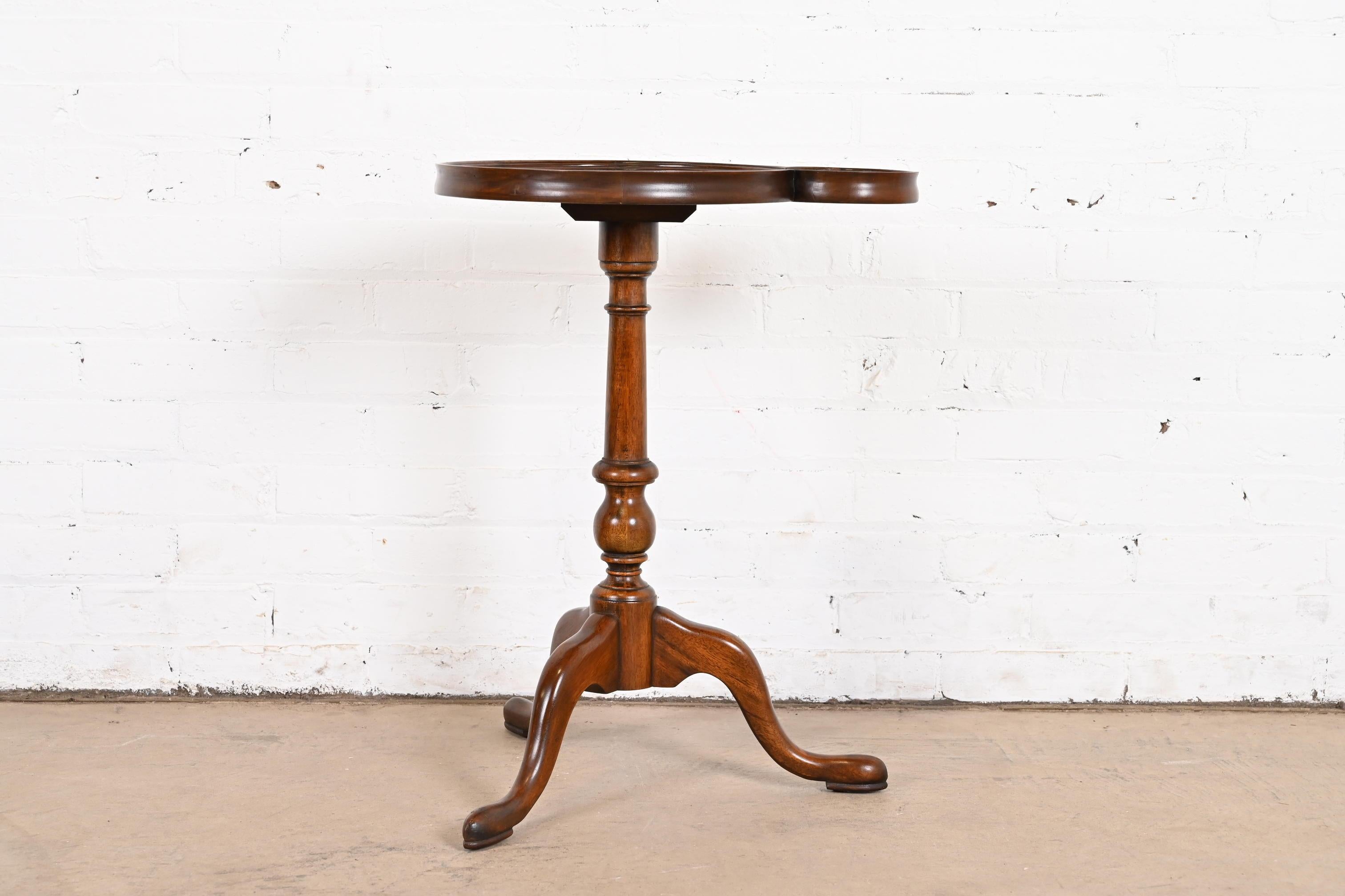 Baker Furniture Georgian Carved Mahogany Pedestal Drinks Side Table In Good Condition In South Bend, IN