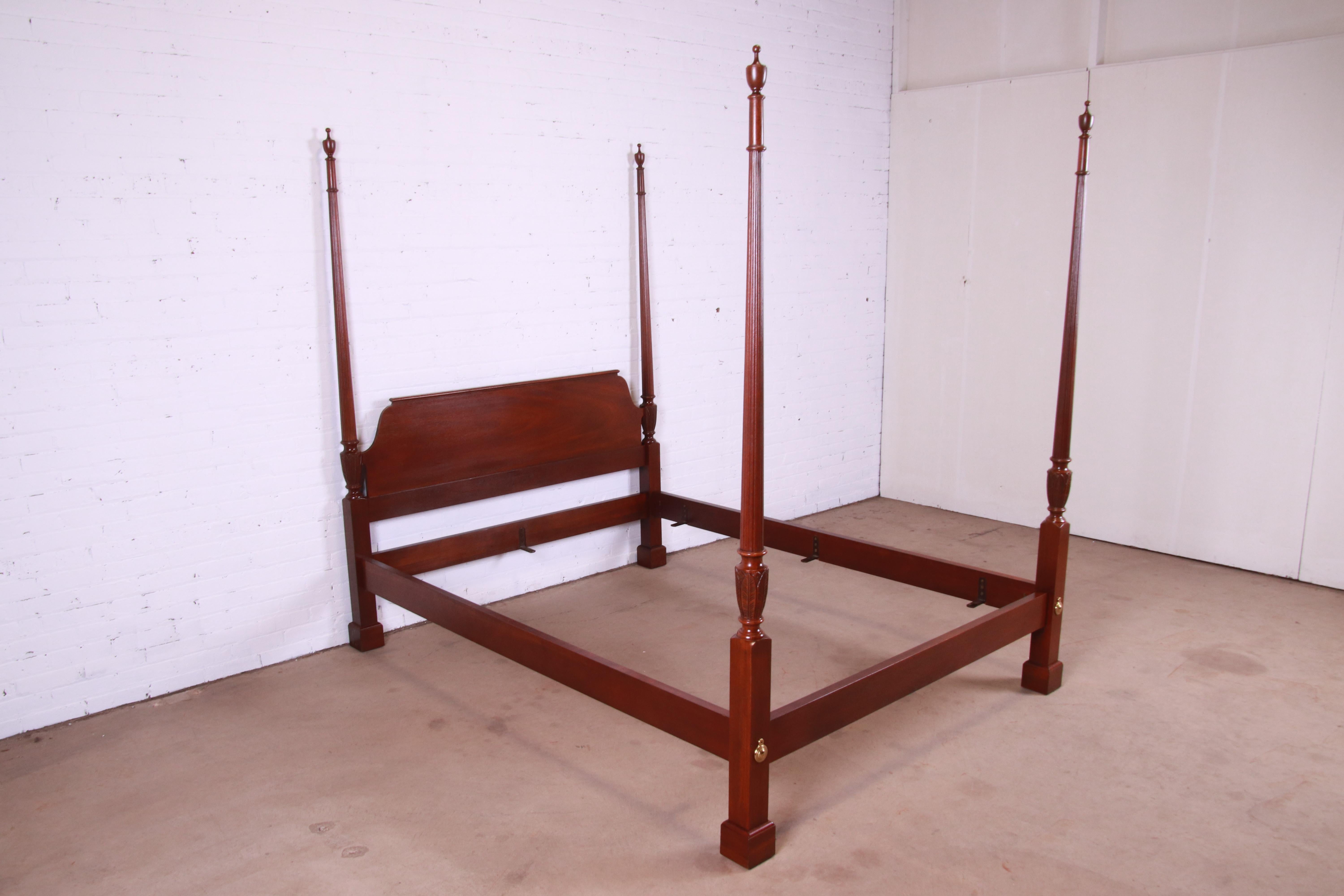 A gorgeous Georgian or Chippendale style four poster queen size bed

By Baker Furniture

USA, Circa 1980s

Carved solid mahogany, with brass accents.

Measures: 66.13