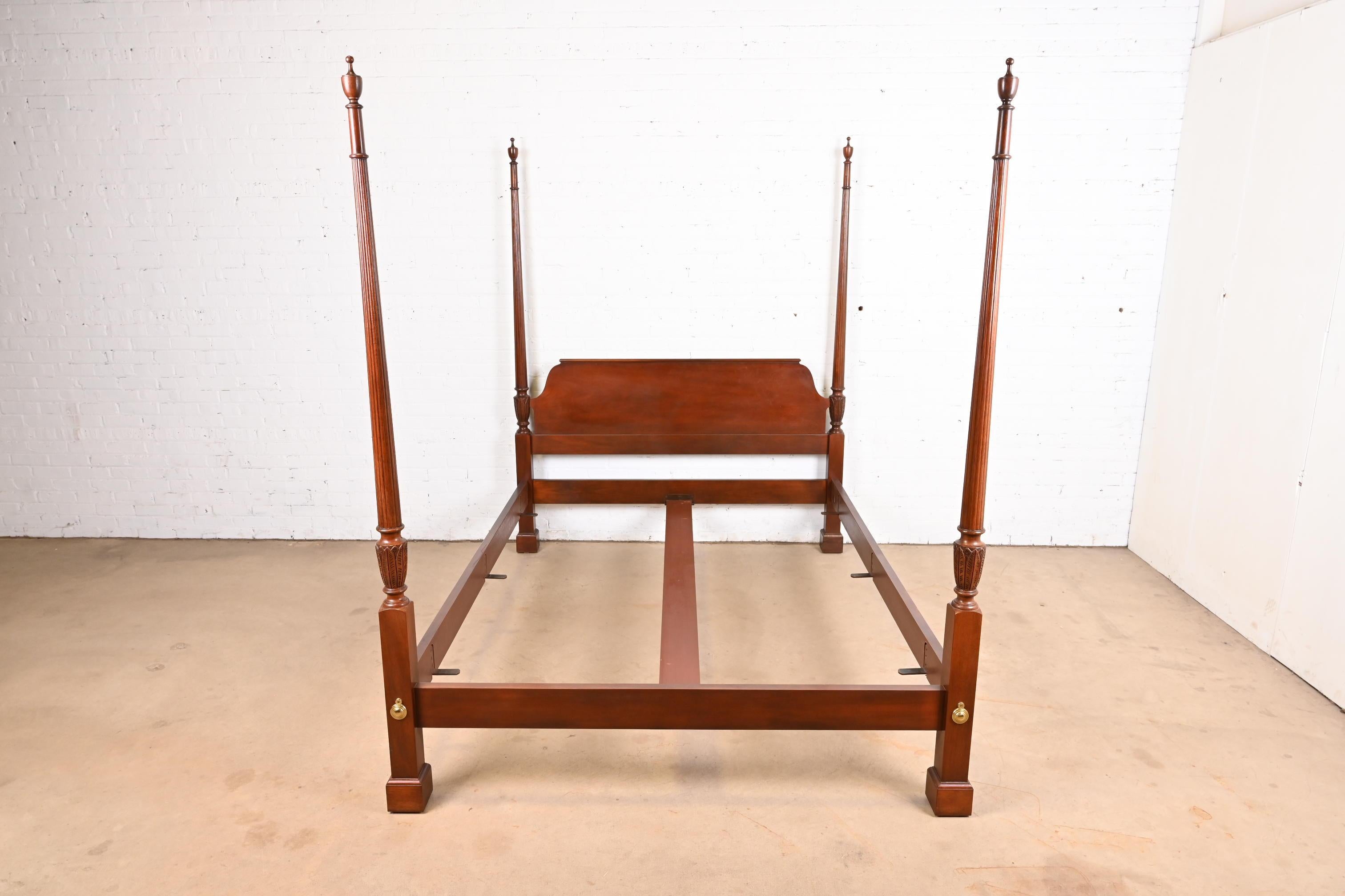 Baker Furniture Georgianisches geschnitztes Mahagoni-Posterbett aus Mahagoni in Queen-Größe (amerikanisch) im Angebot